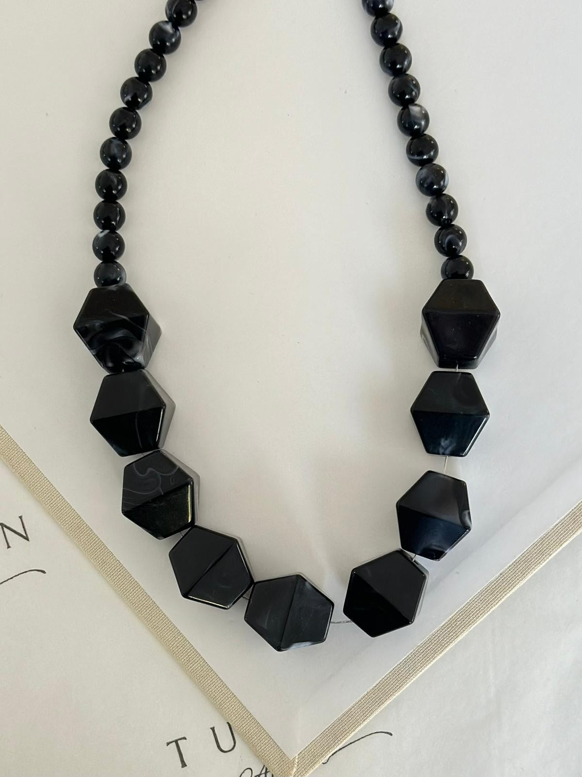 Siyah Küp Detay Kolye