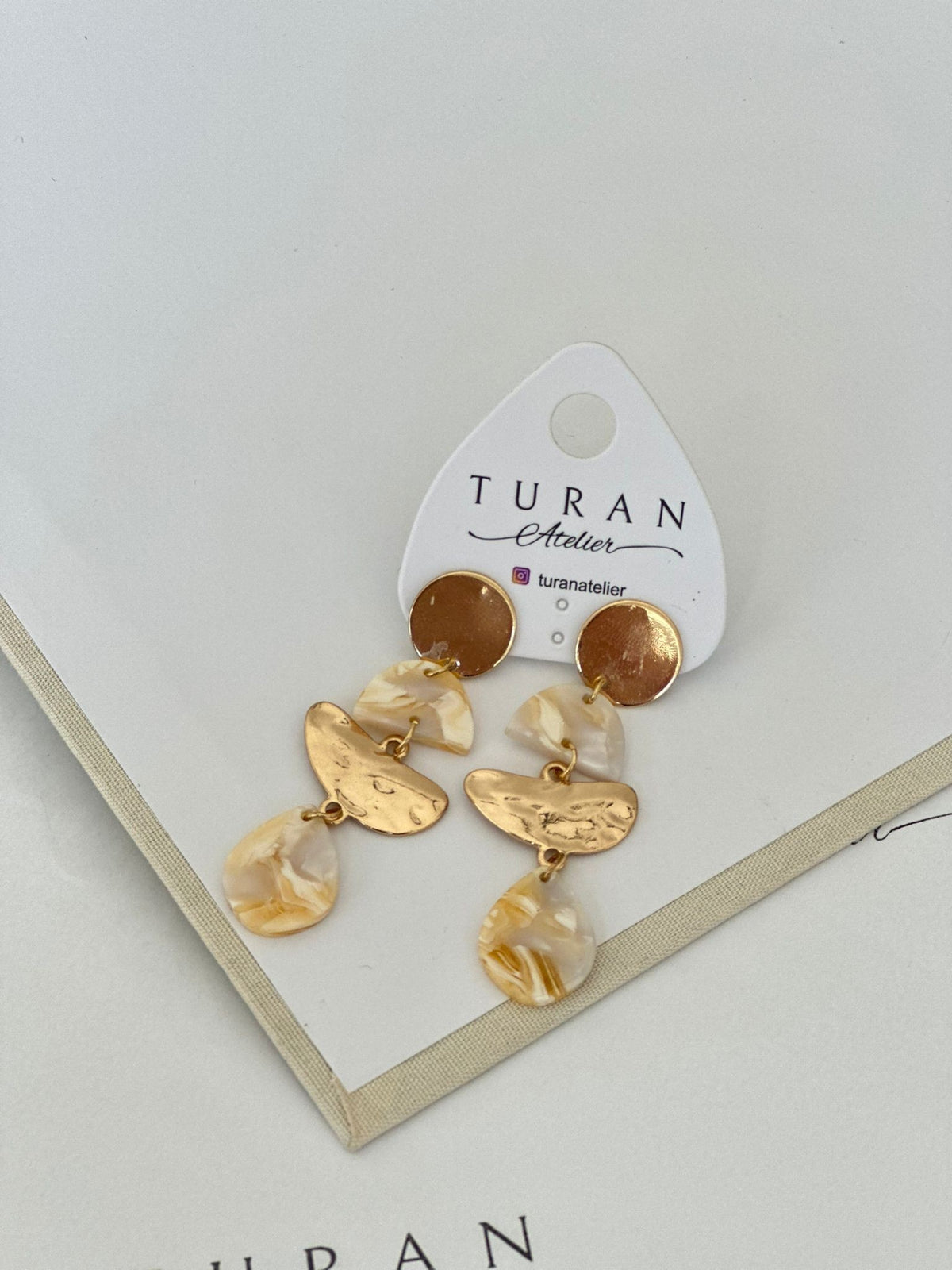 Beyaz Sedef Tasarım Küpe