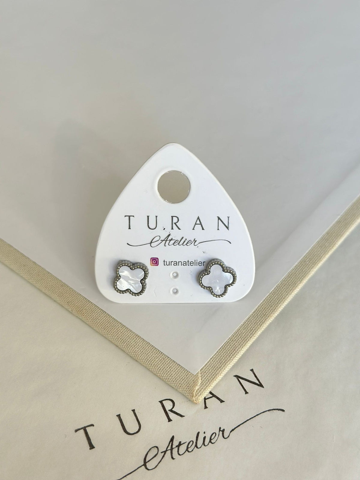 Gümüş Detay Mini Yonca Küpe