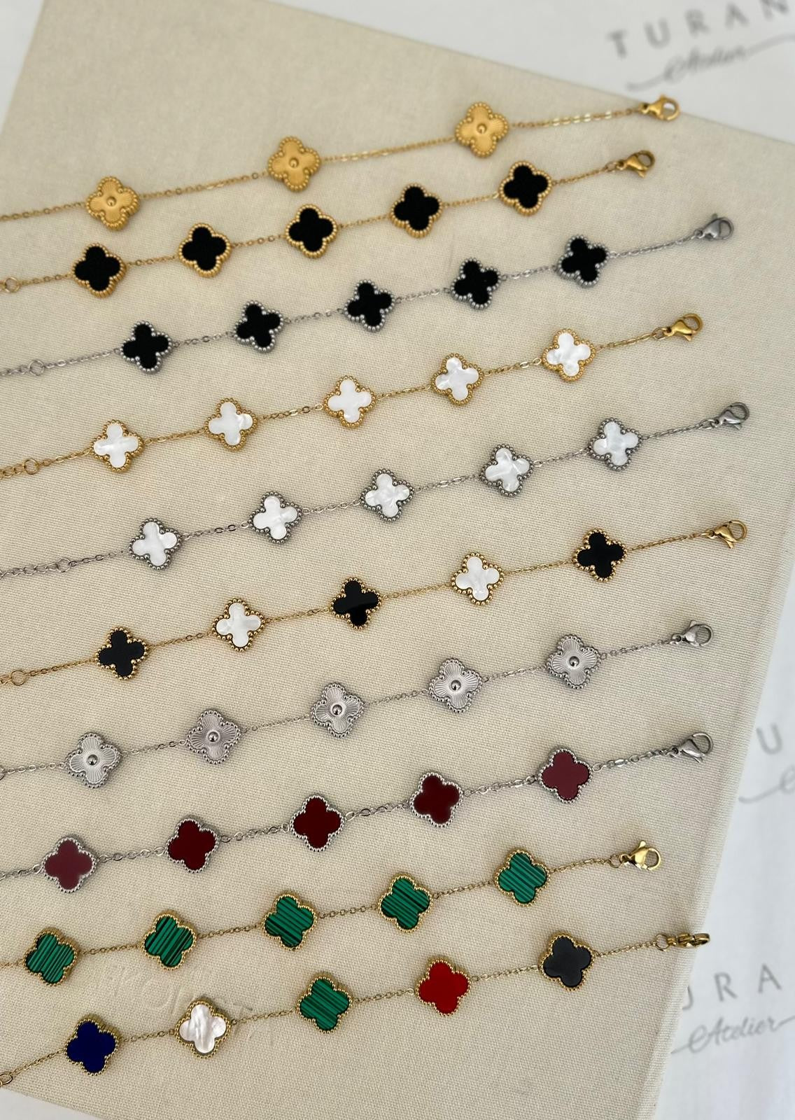 Gümüş Renk Detay Beyaz Yonca Bileklik