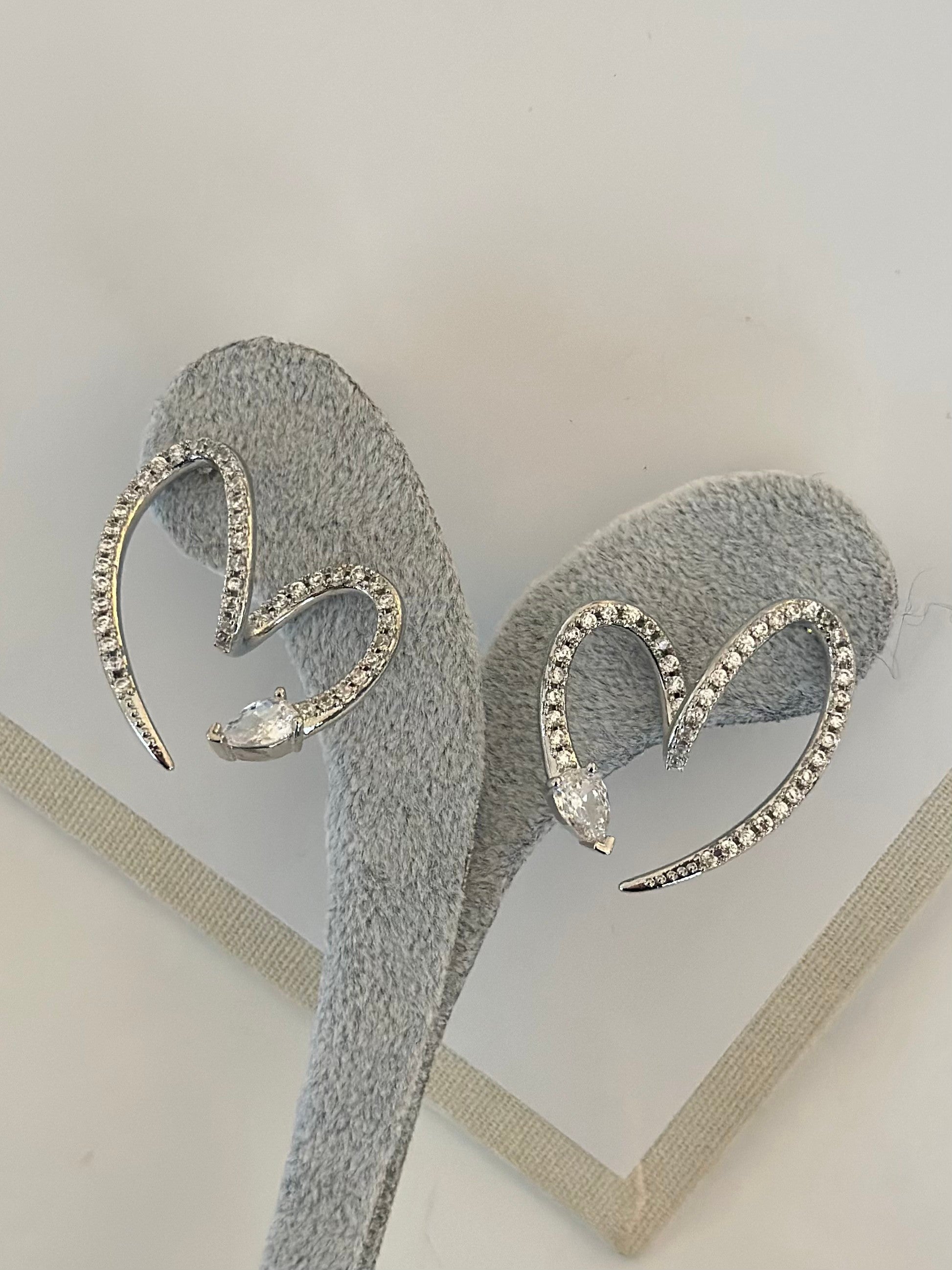 Taşlı Loop Kalp Küpe / Gümüş Renk