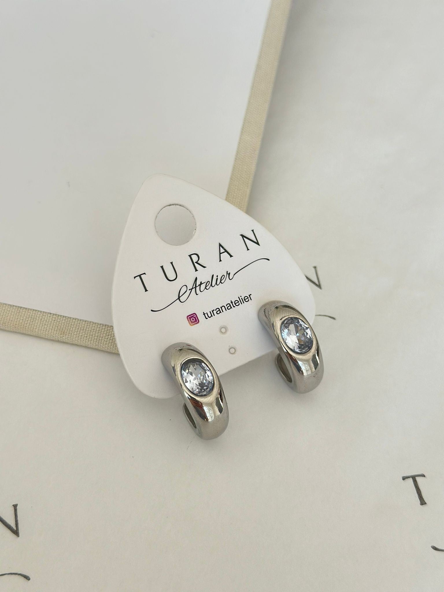 Taşlı Gümüş Renk Çelik Küpe