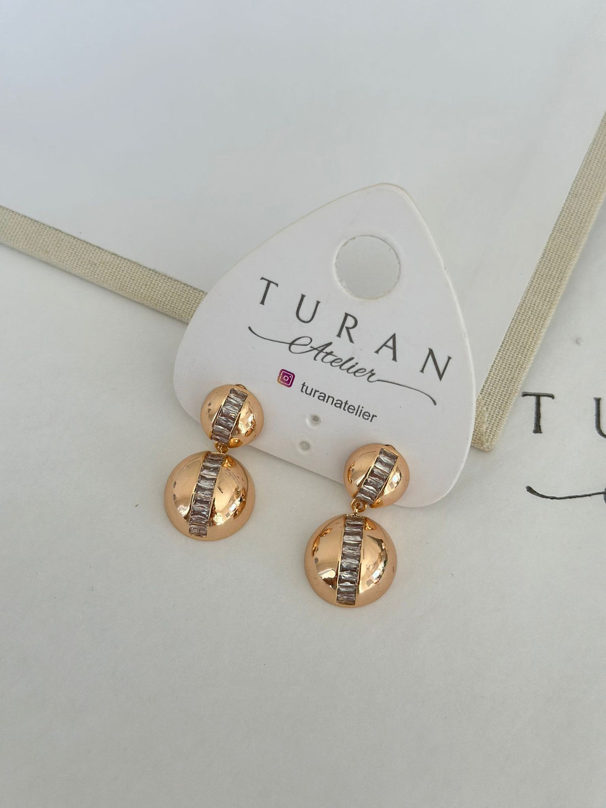 Taşlı Yarım Top Küpe