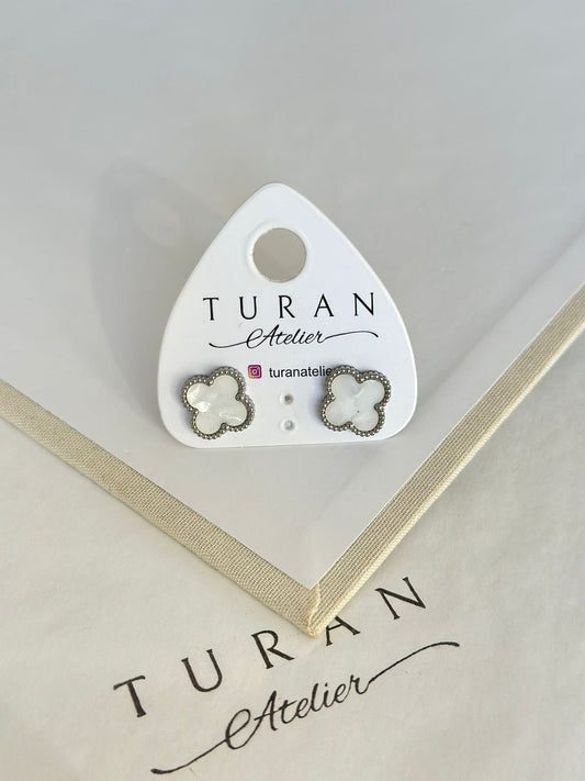 Gümüş Renk Beyaz Yonca Küpe