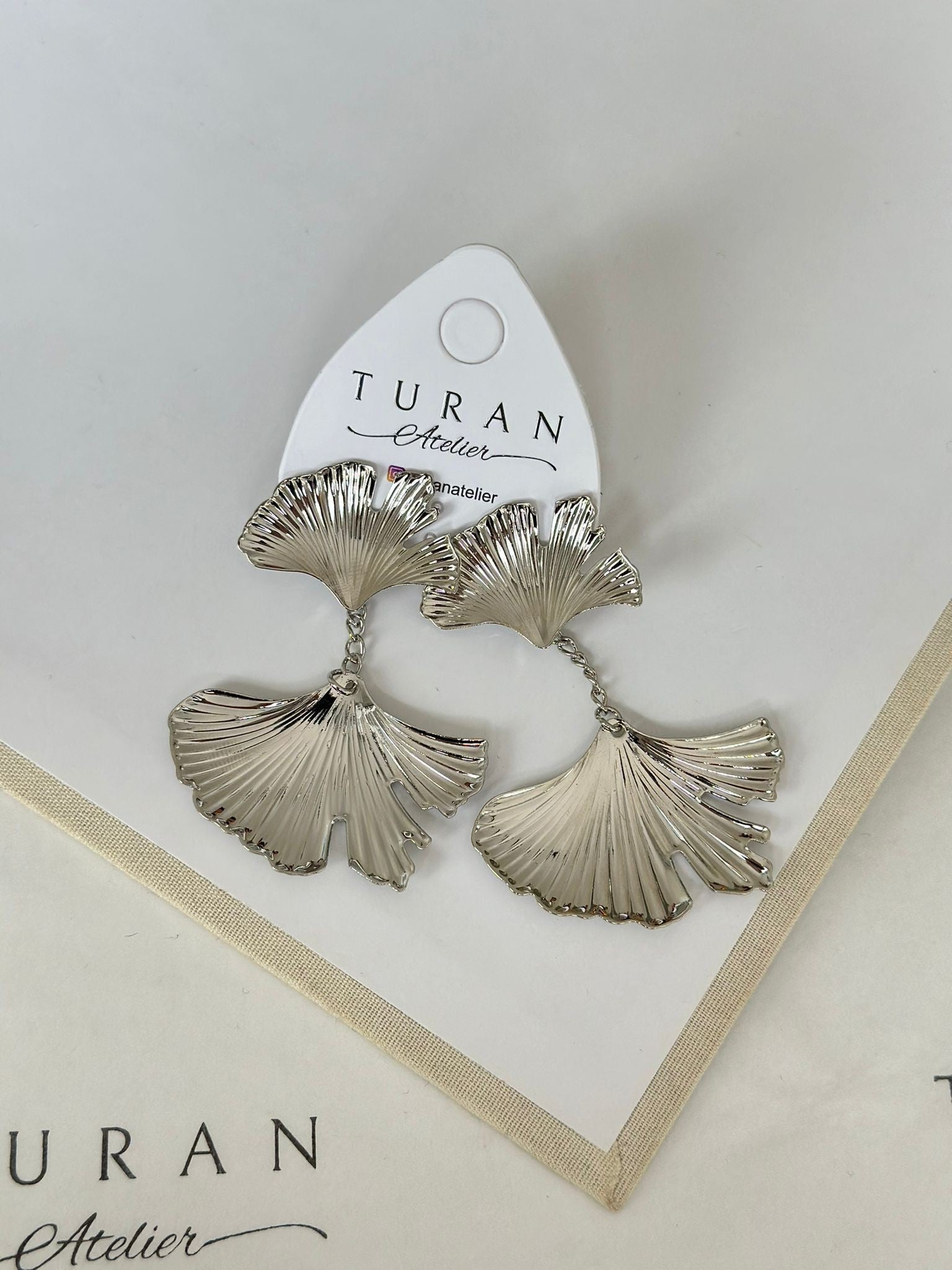 Gümüş Renk Yaprak Plaka Sallantılı Küpe