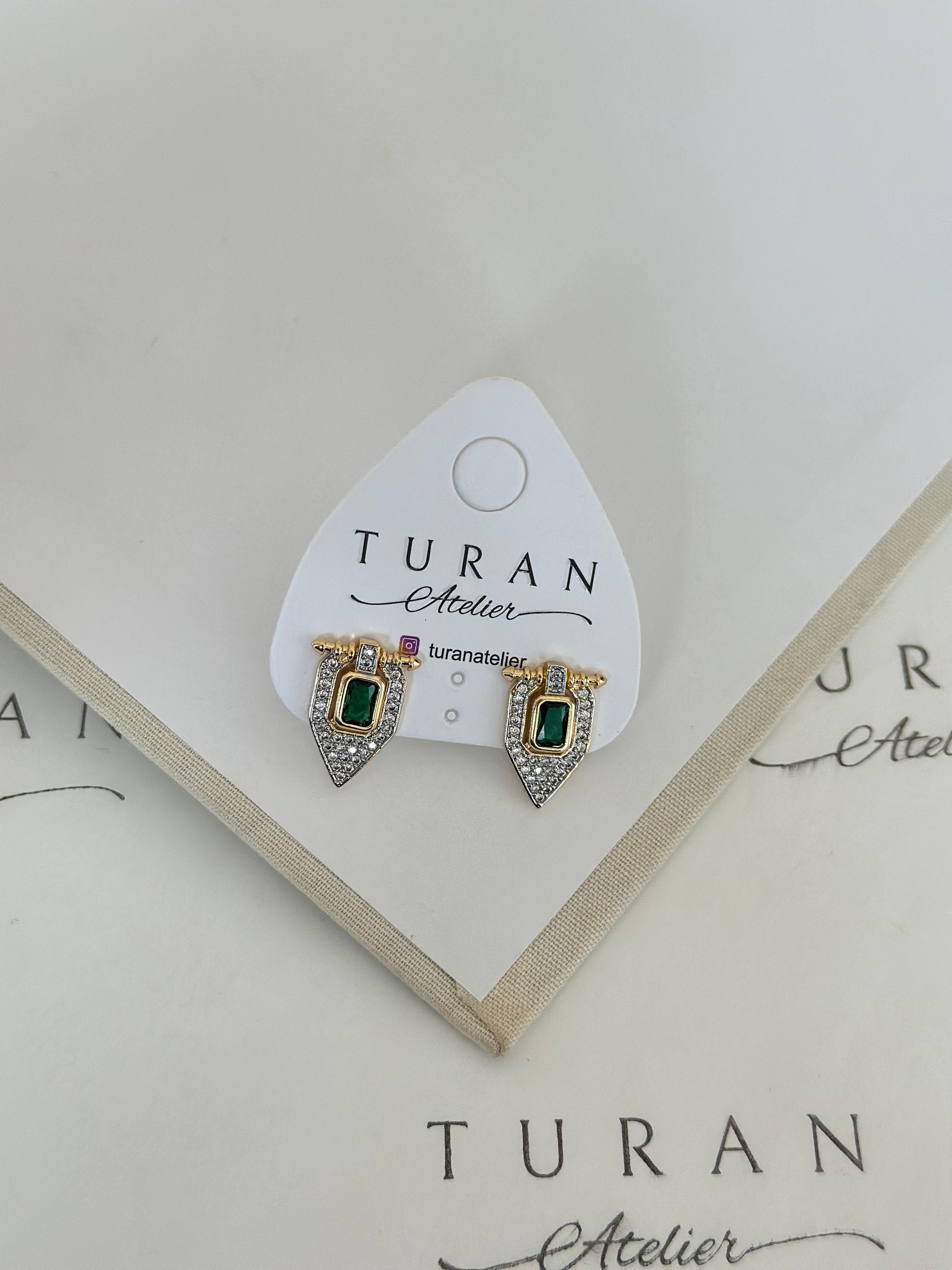 Yeşil Ok Detay Üçgen Küpe