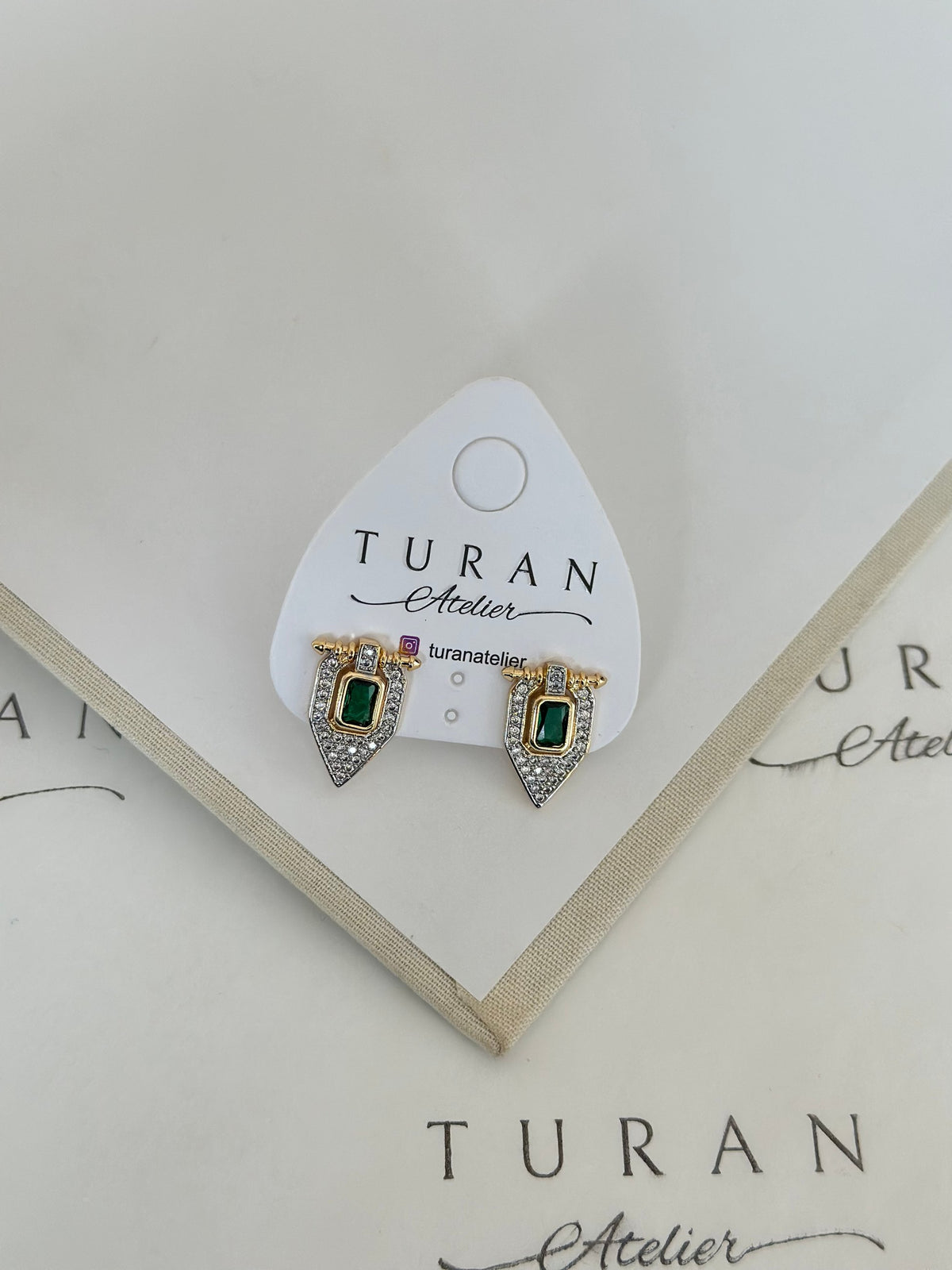 Yeşil Ok Detay Üçgen Küpe