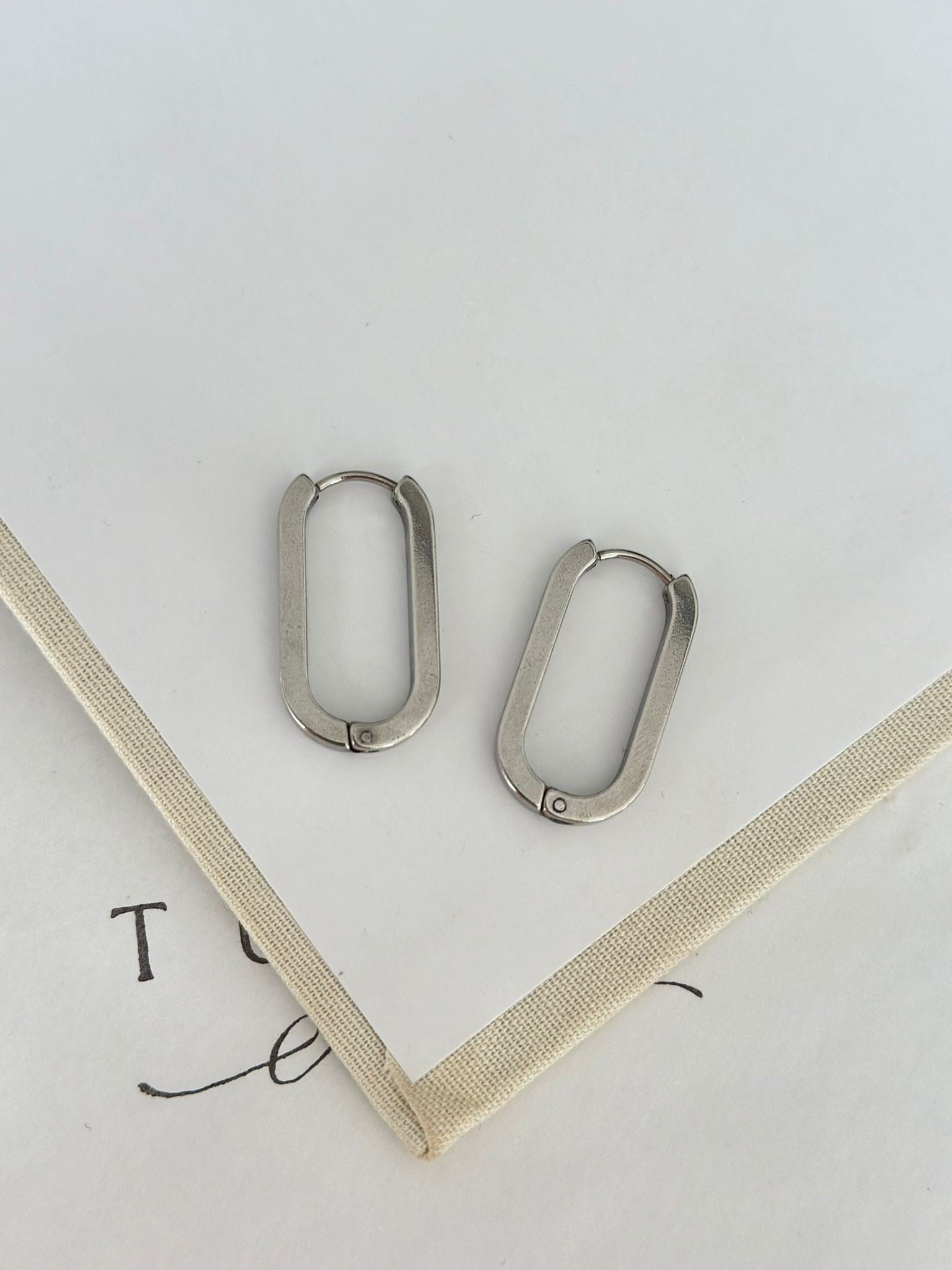 Oval Gümüş Renk Çelik Günlük Küpe