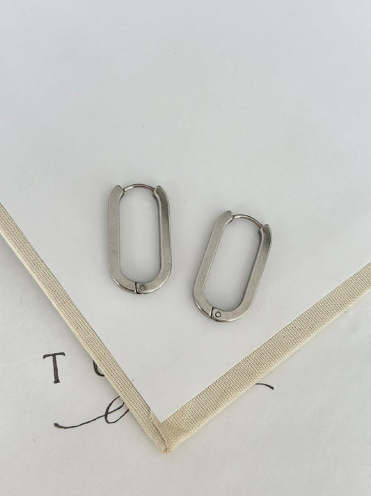 Oval Gümüş Renk Çelik Günlük Küpe