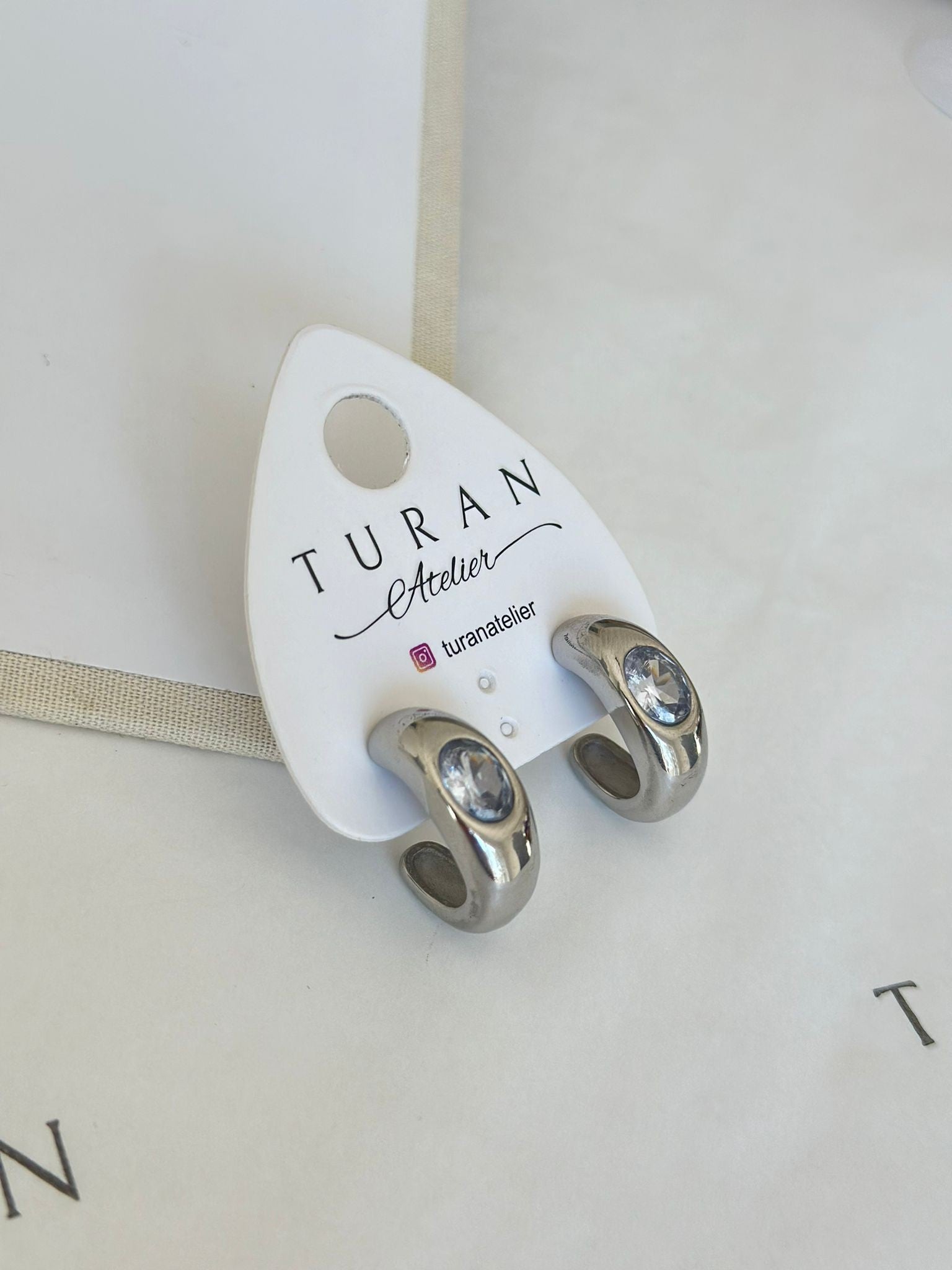 Taşlı Gümüş Renk Çelik Küpe