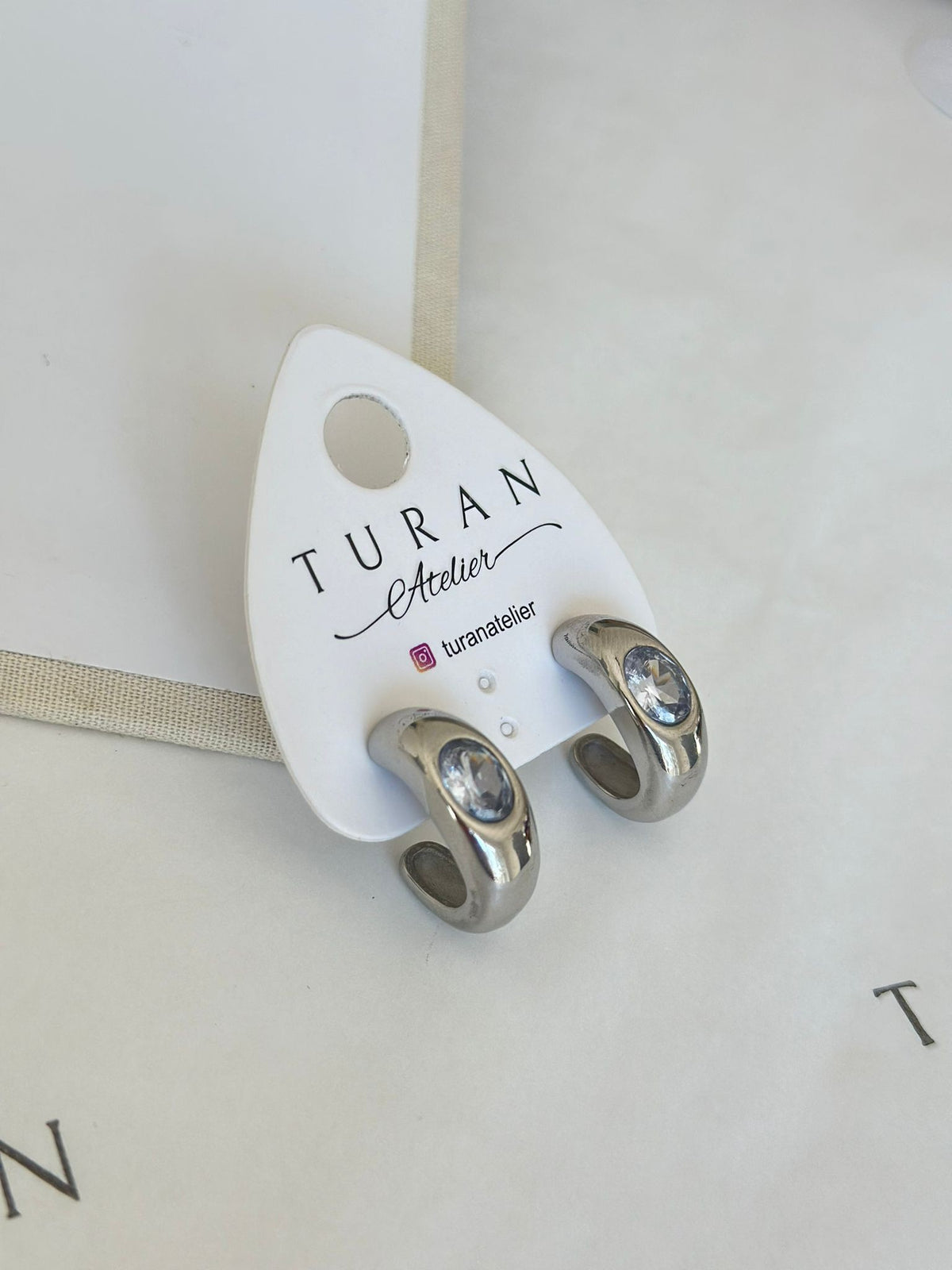 Taşlı Gümüş Renk Çelik Küpe