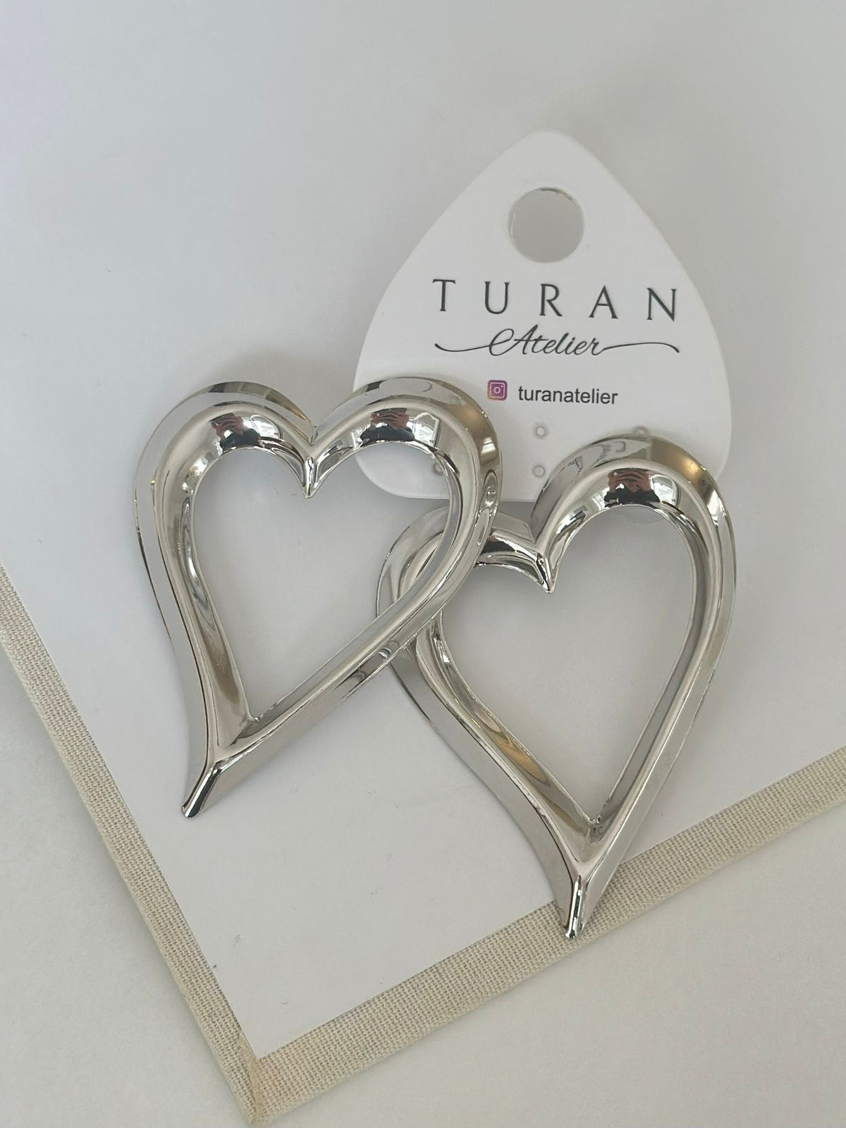 Büyük Kalp Çerçeve Model Gümüş Renk Küpe