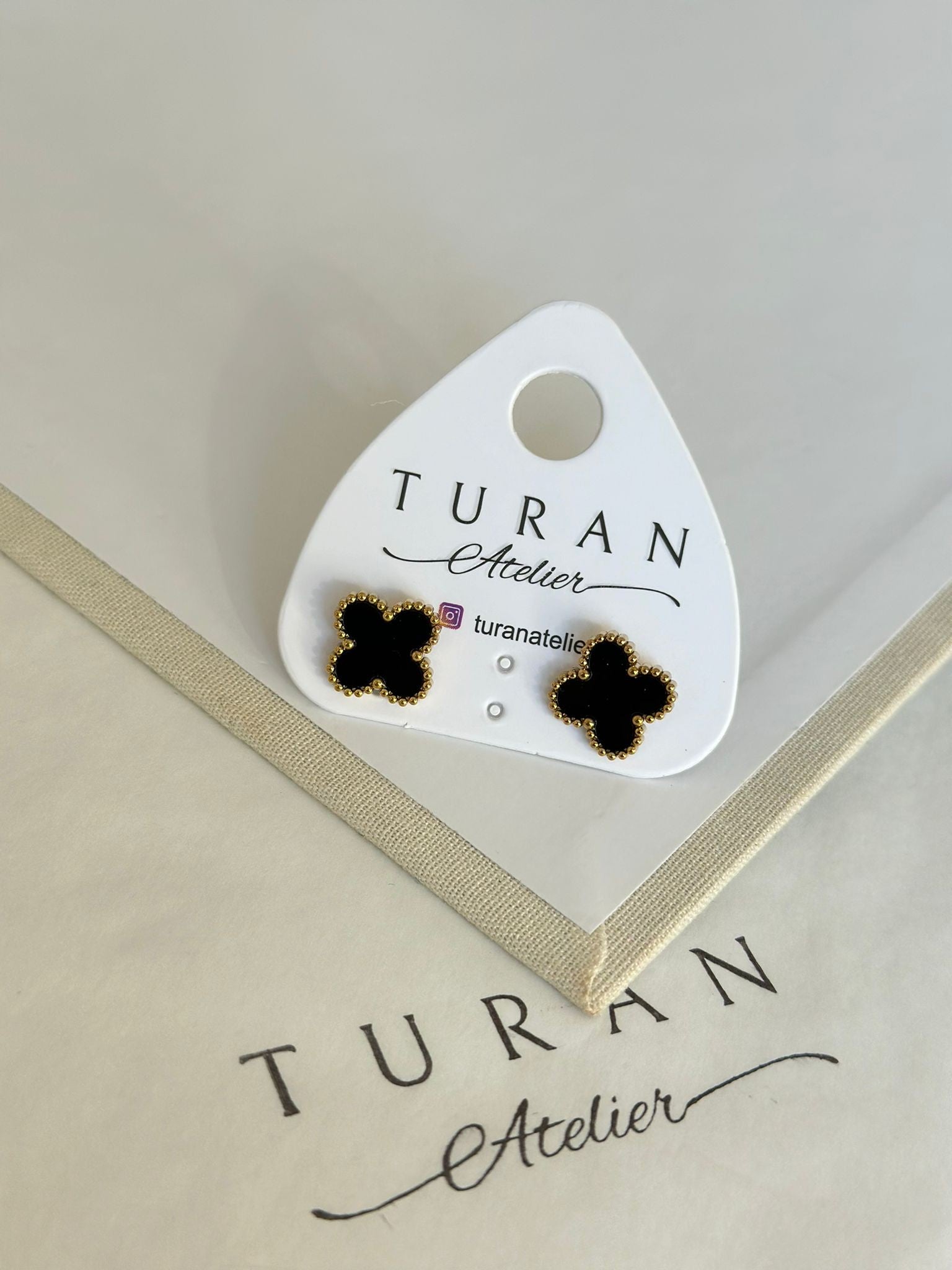 Gold Detay Siyah Yonca Küpe