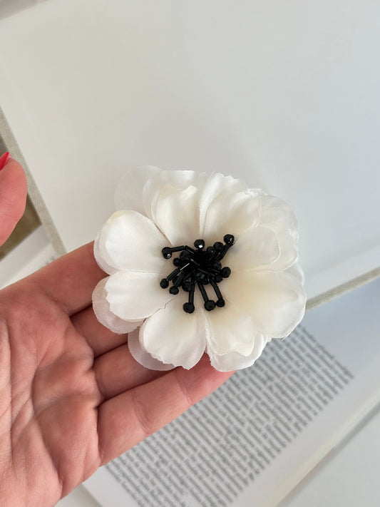 Siyah Boncuklu Beyaz Kumaş Küpe