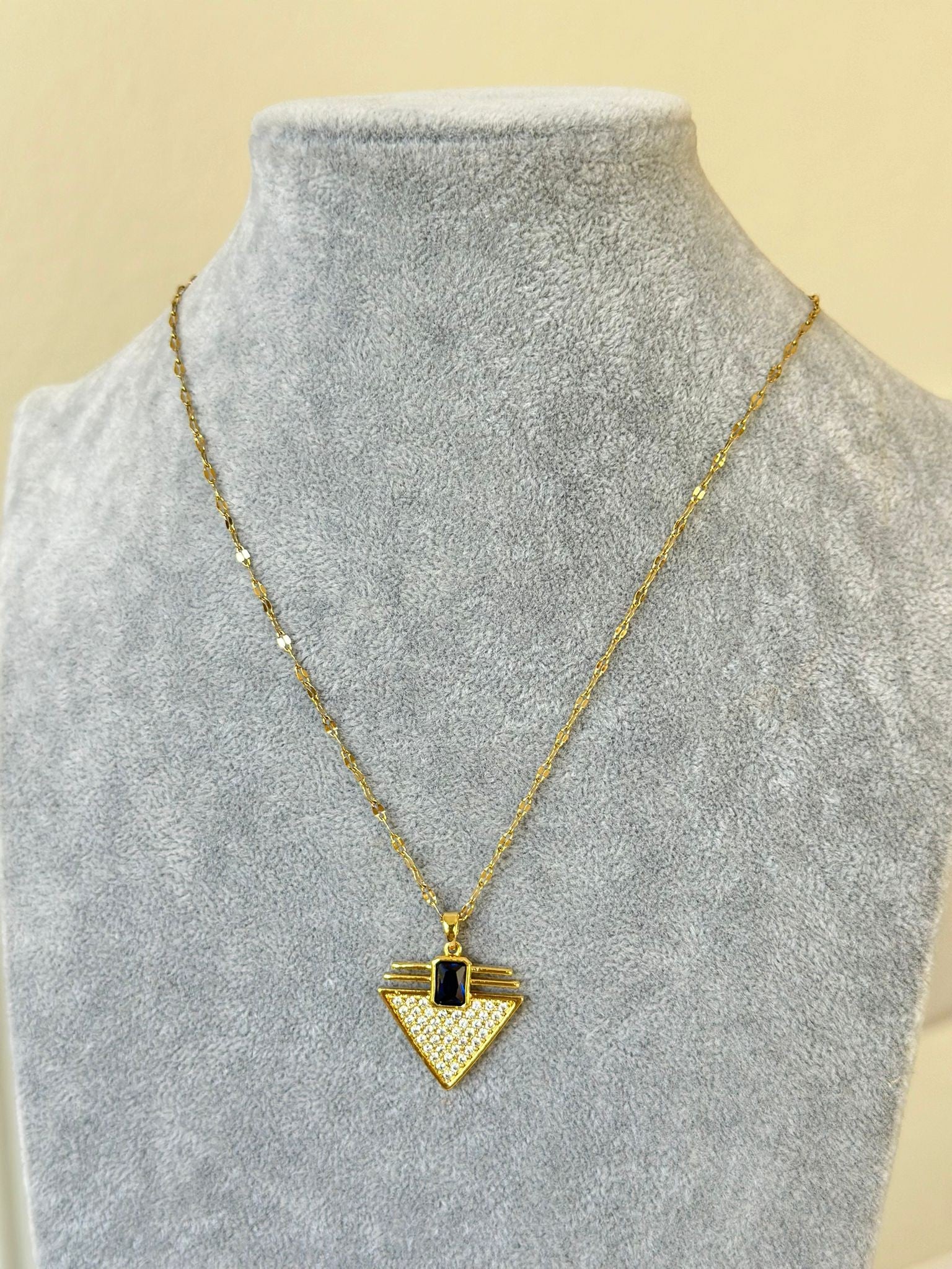 Lacivert Detay Üçgen Kolye