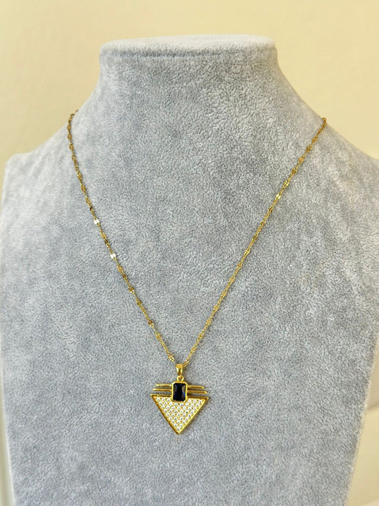 Lacivert Detay Üçgen Kolye