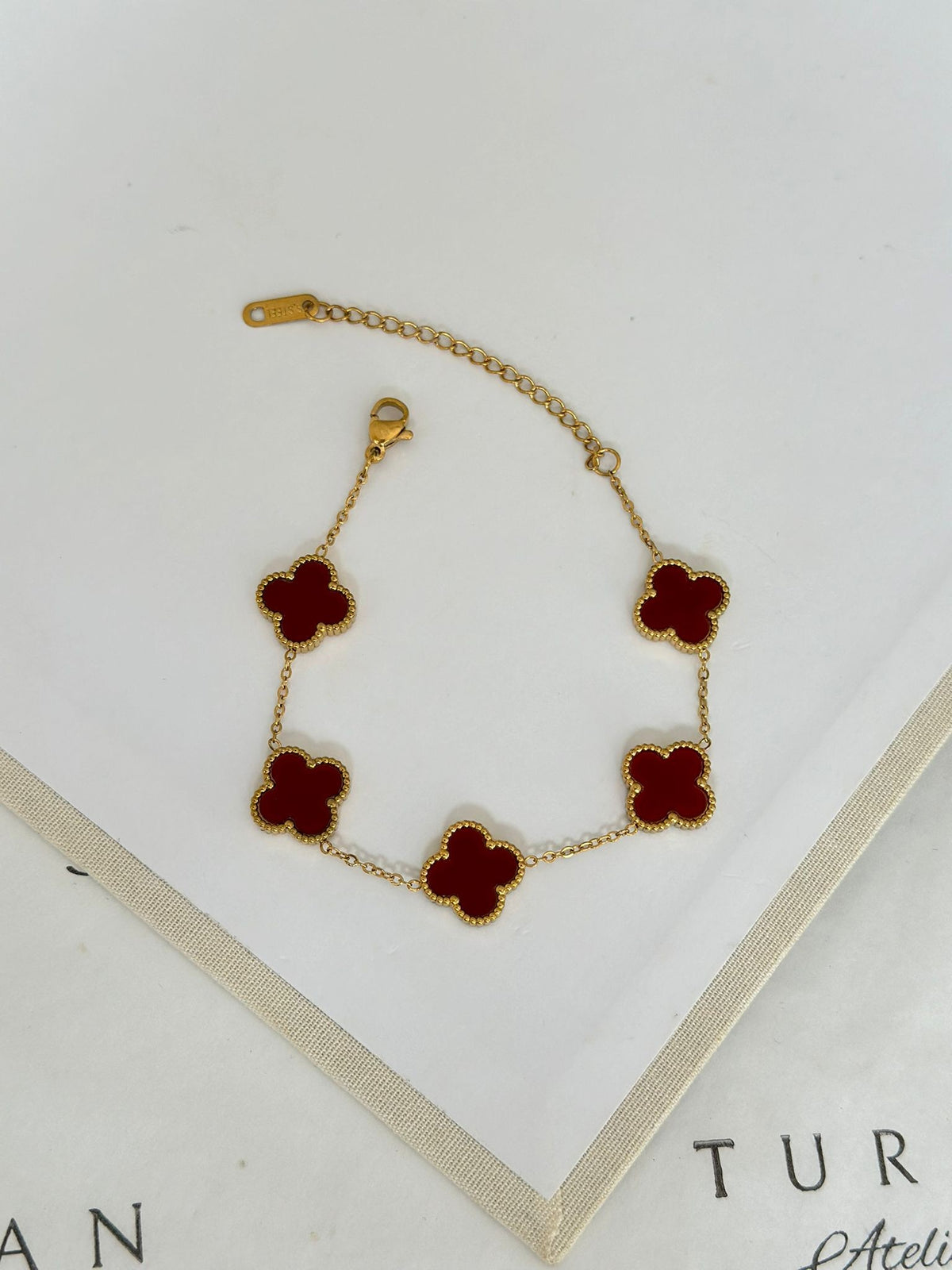 Gold Detay Bordo Yonca Bileklik