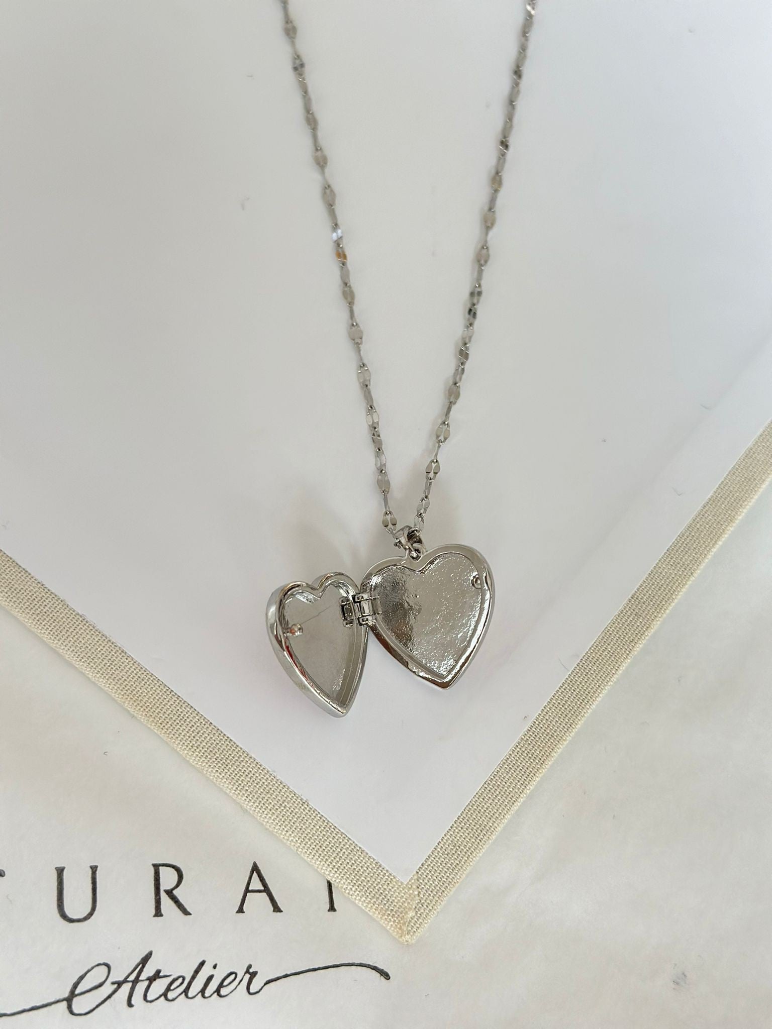 Açılan kalp kolye gümüş renk