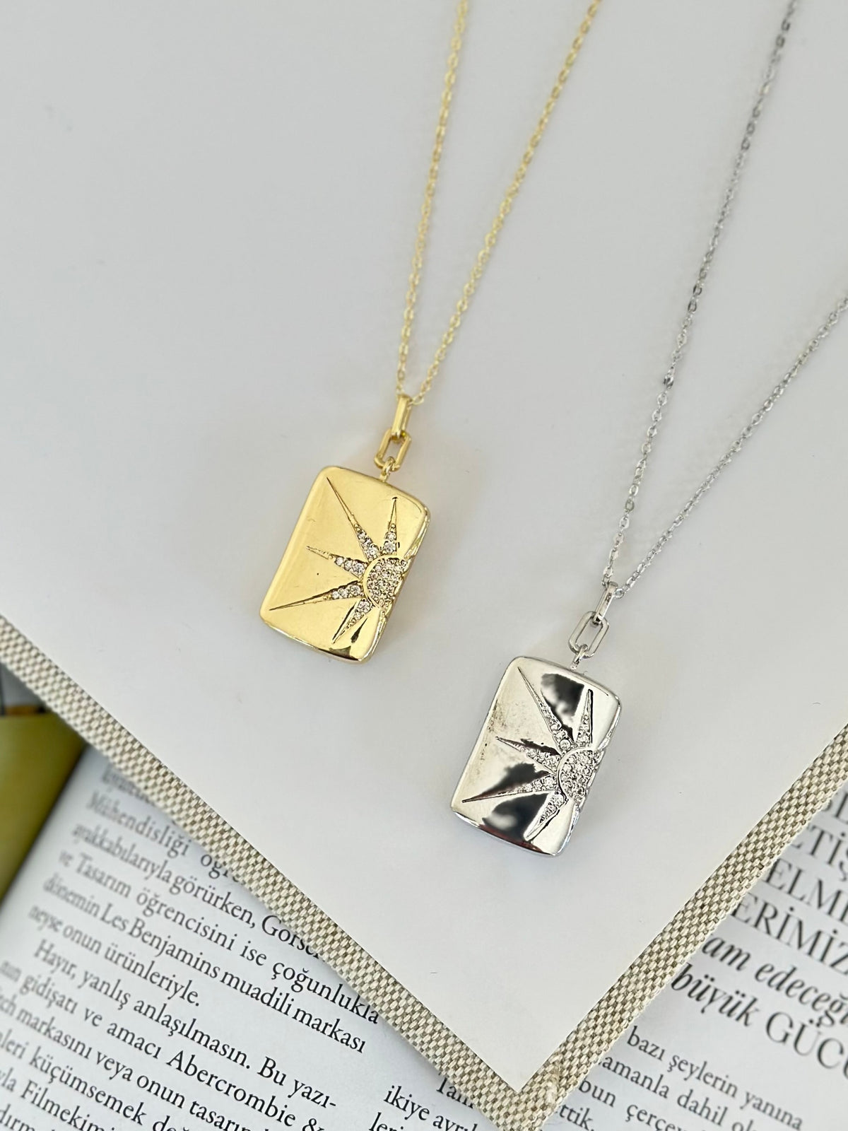 Açılır Kapaklı Yıldız Detay Dikdörtgen Form Kolye