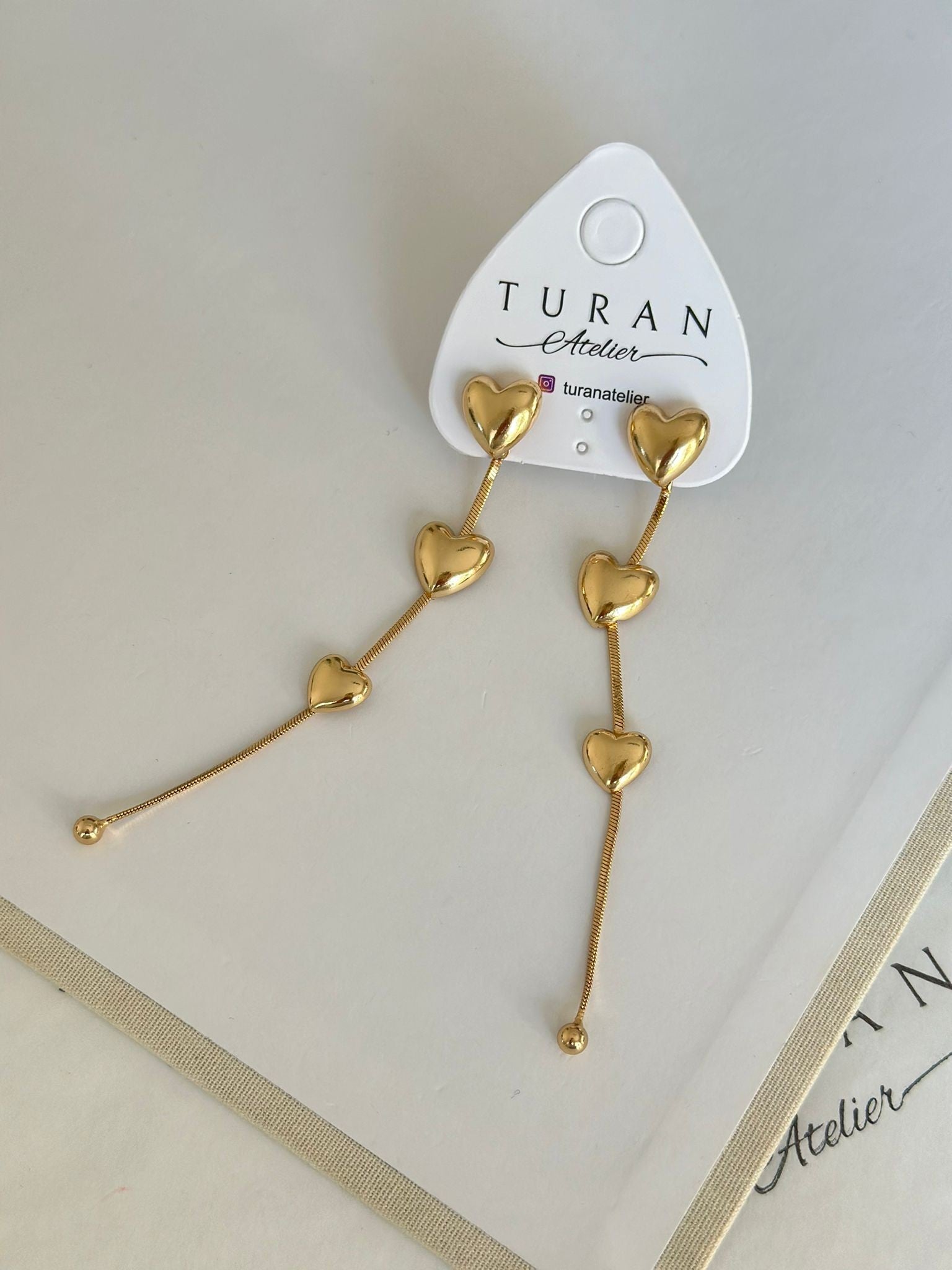 Sallantılı Kalp Gold Küpe