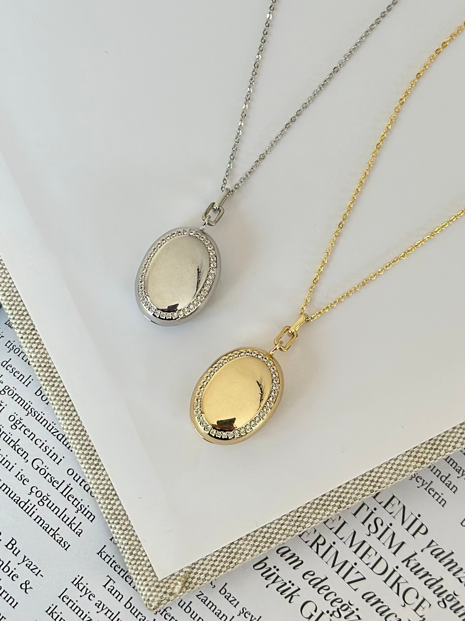 Açılır Kapaklı Taş Çerçeveli Oval Kolye