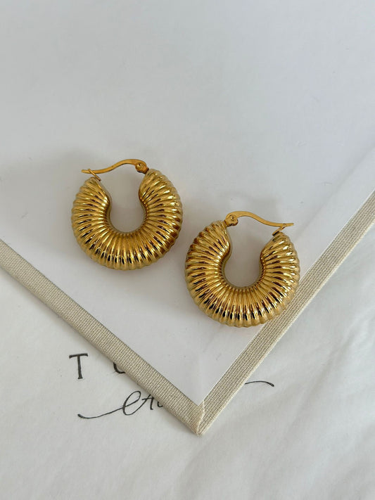 Şeritli Bombe Halka Gold Küpe