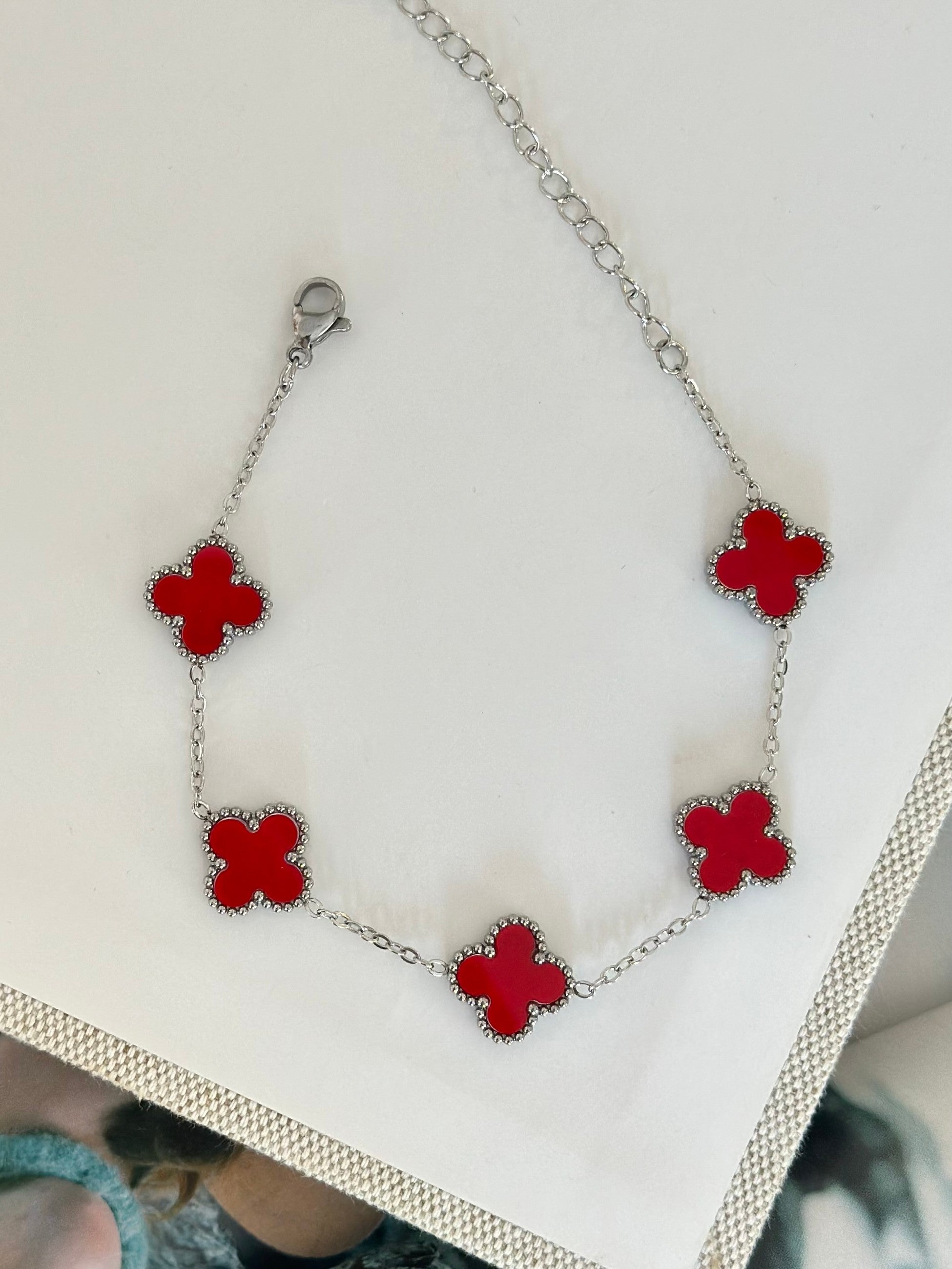 Gümüş Renk Detay Kırmızı Yonca Bileklik