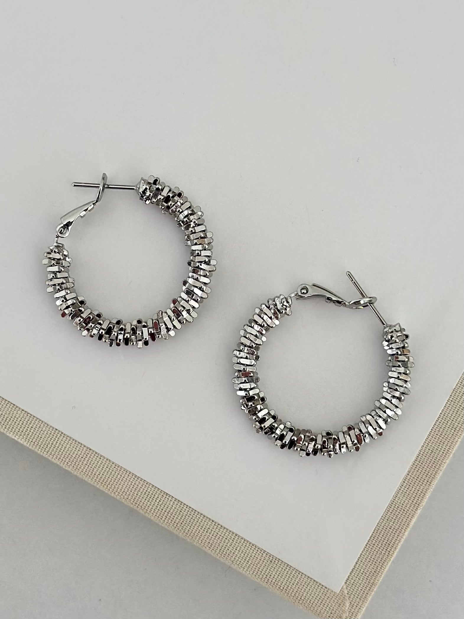 Tırtık Model Çelik Gümüş Renk Küpe