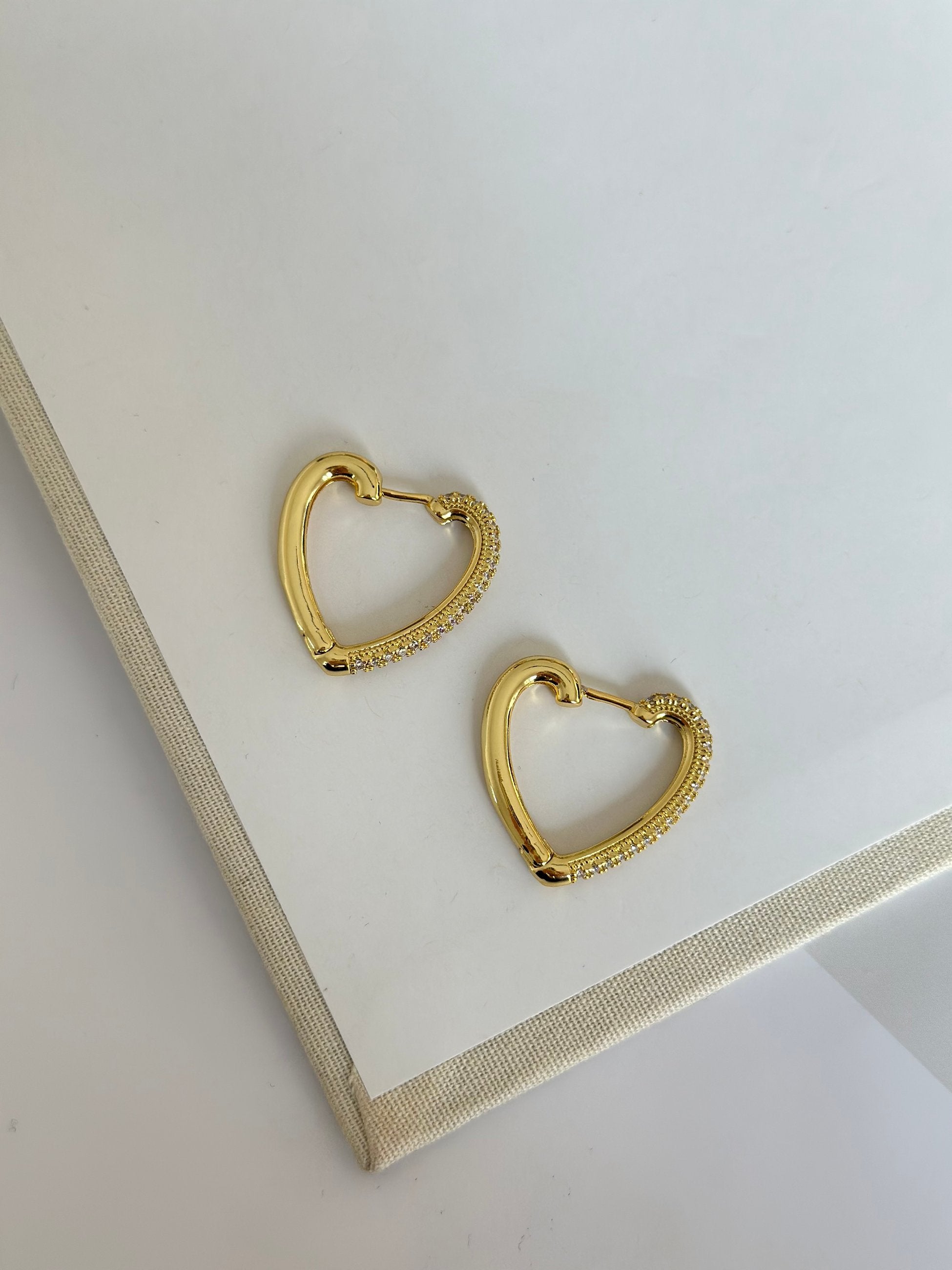 Taşlı Loop Kalp Küpe