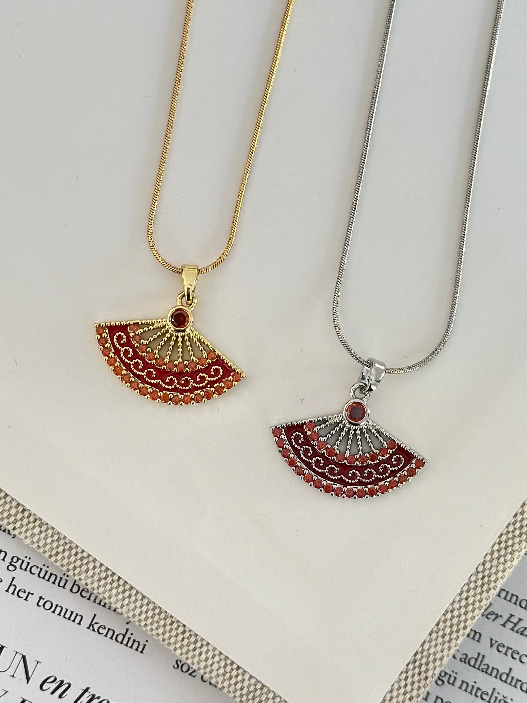 Kırmızı Yelpaze Kolye