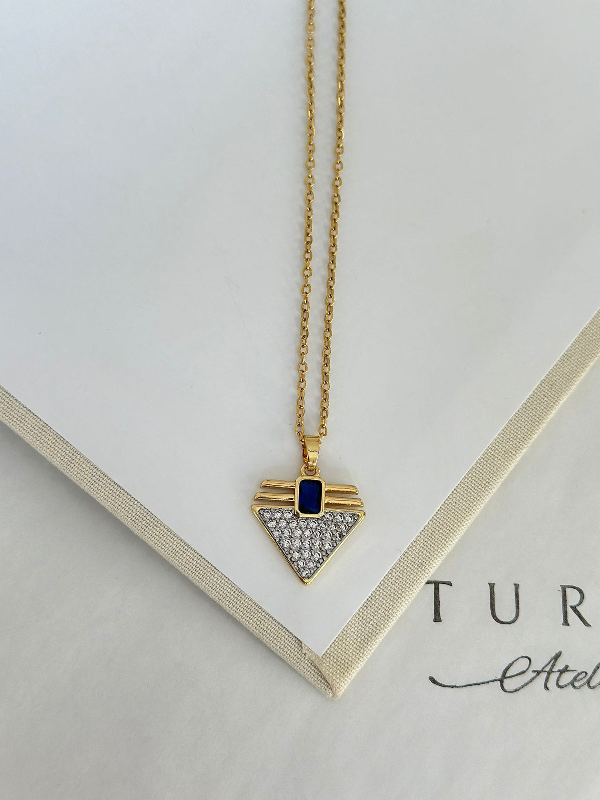 Lacivert Detay Mini Üçgen Kolye