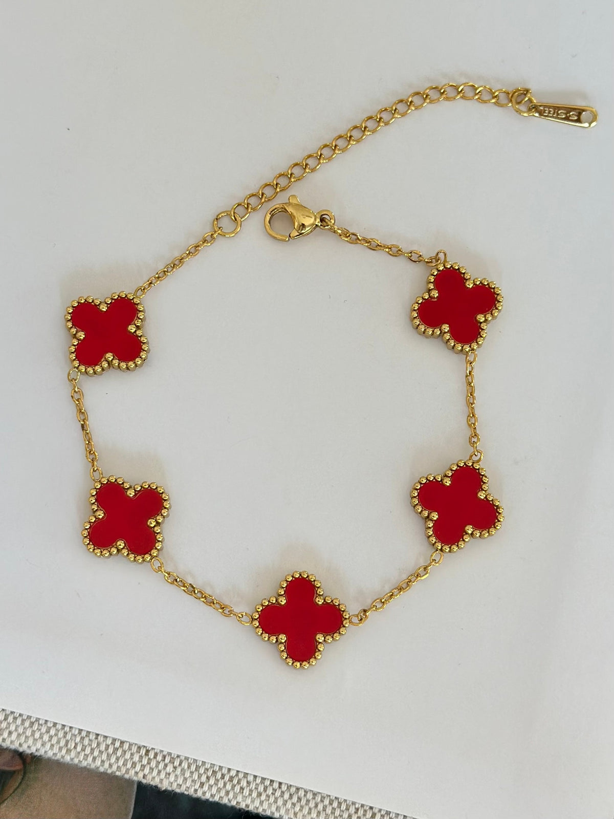 Gold Detay Kırmızı Yonca Bileklik