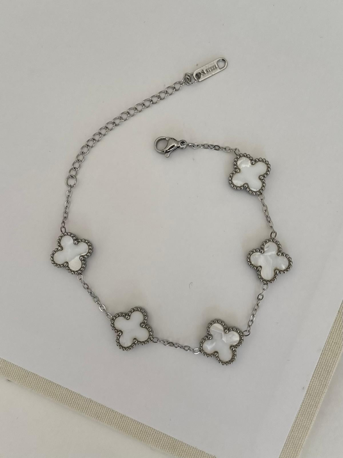 Gümüş Renk Detay Beyaz Yonca Bileklik