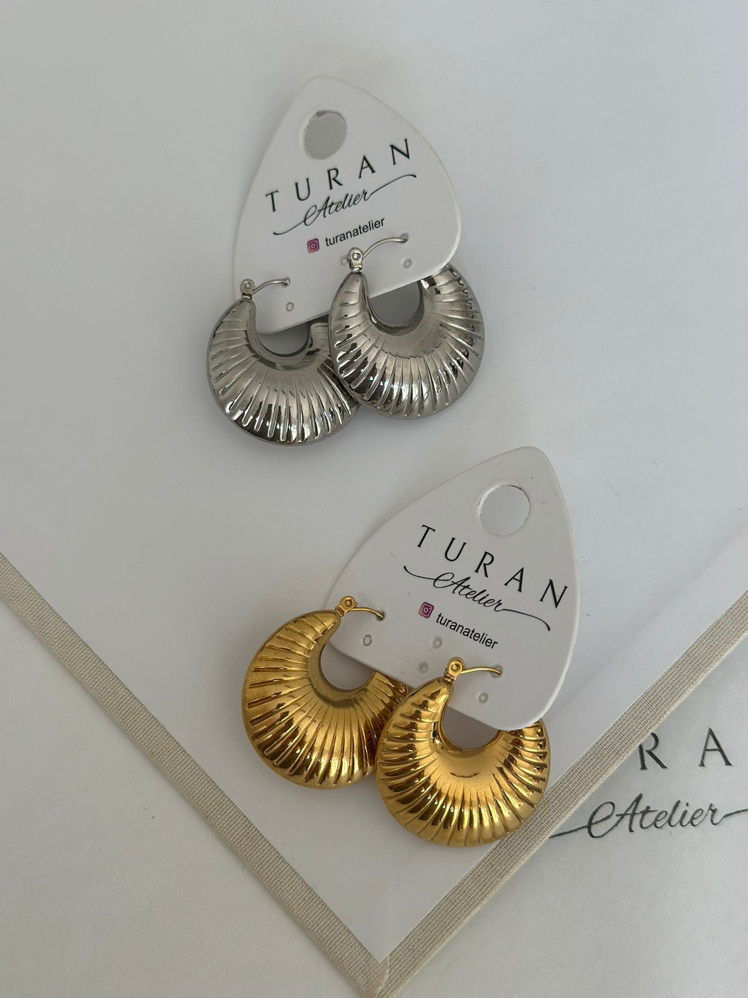 İstiridye Gümüş Renk Çelik Küpe