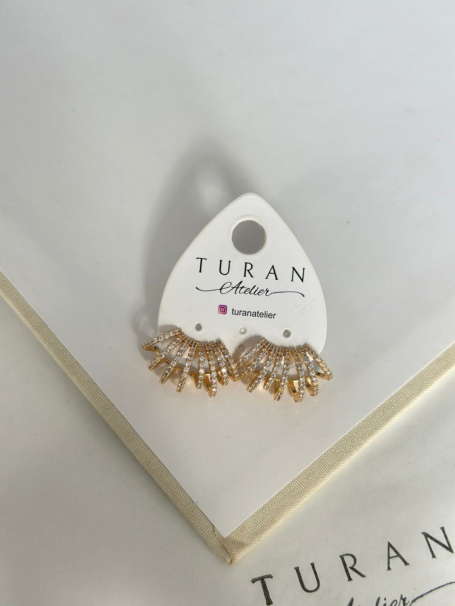 Taşlı Sarmal Şık Küpe / Gold