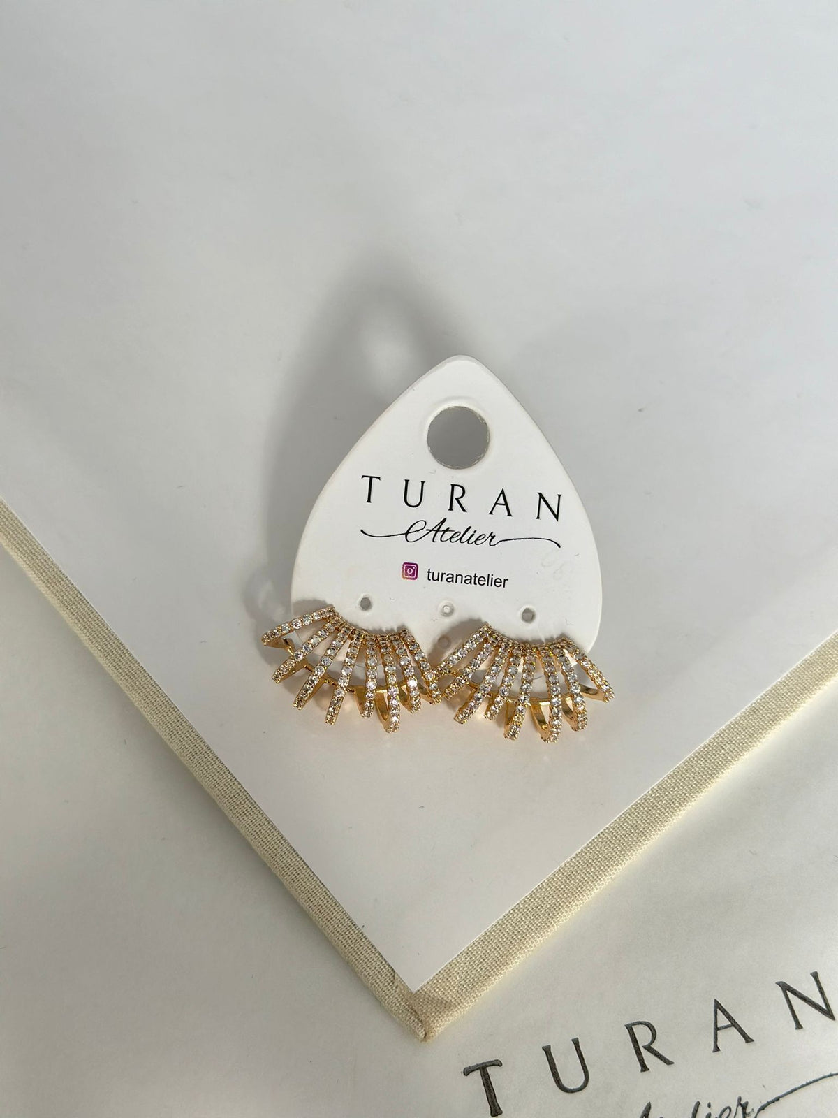 Taşlı Sarmal Şık Küpe / Gold