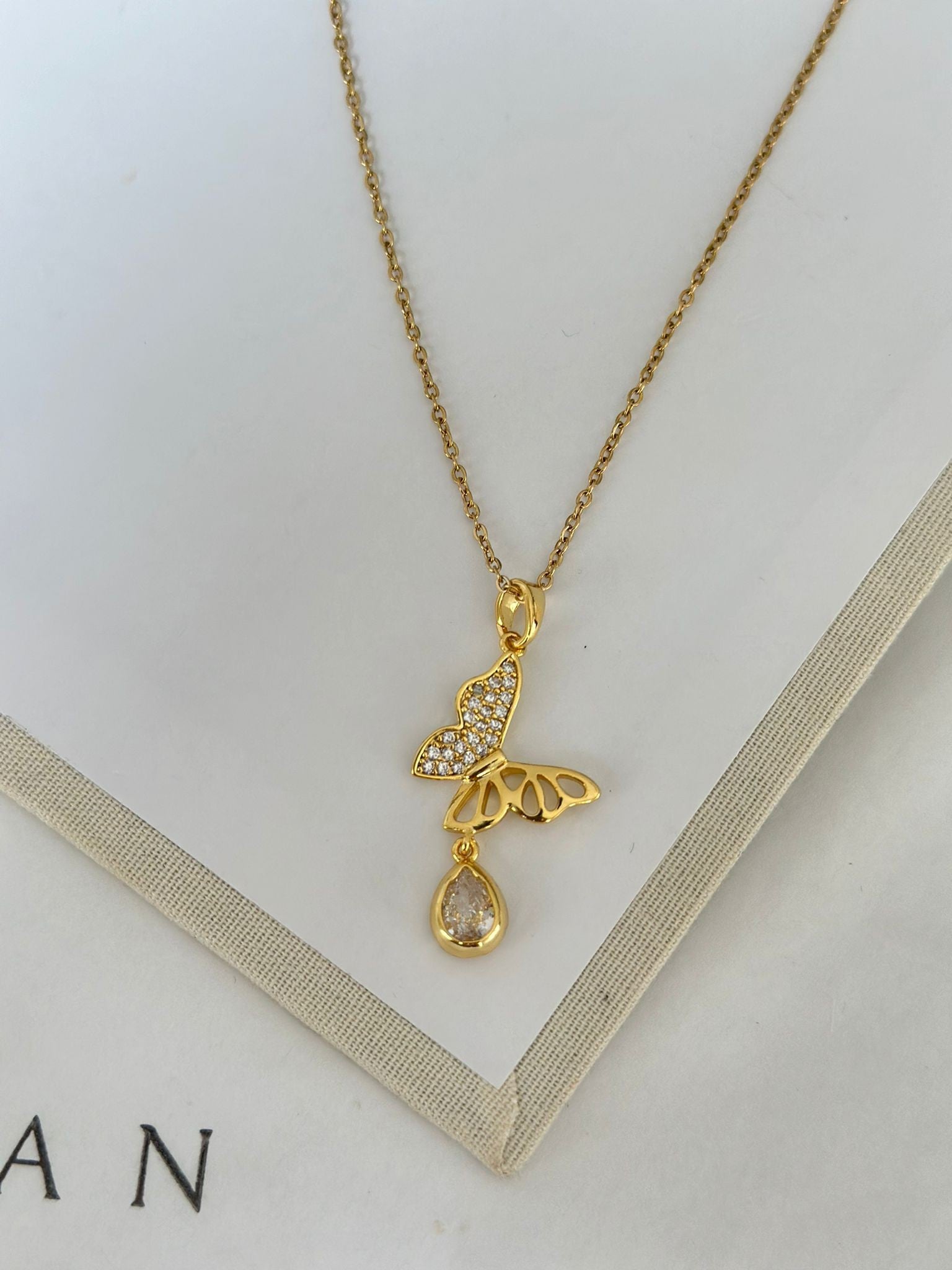 Sallanır Taş Kelebek Model Kolye