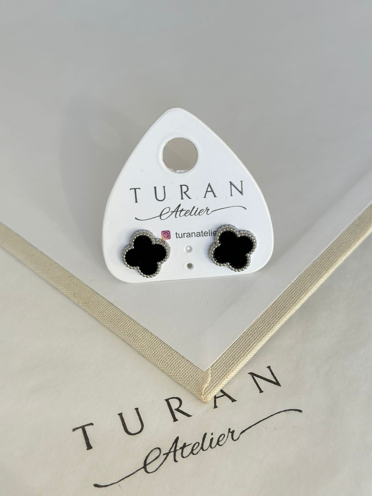 Gümüş Renk Siyah Yonca Küpe