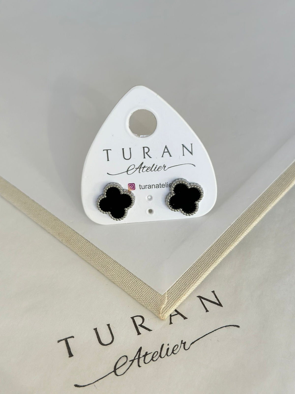 Gümüş Renk Siyah Yonca Küpe