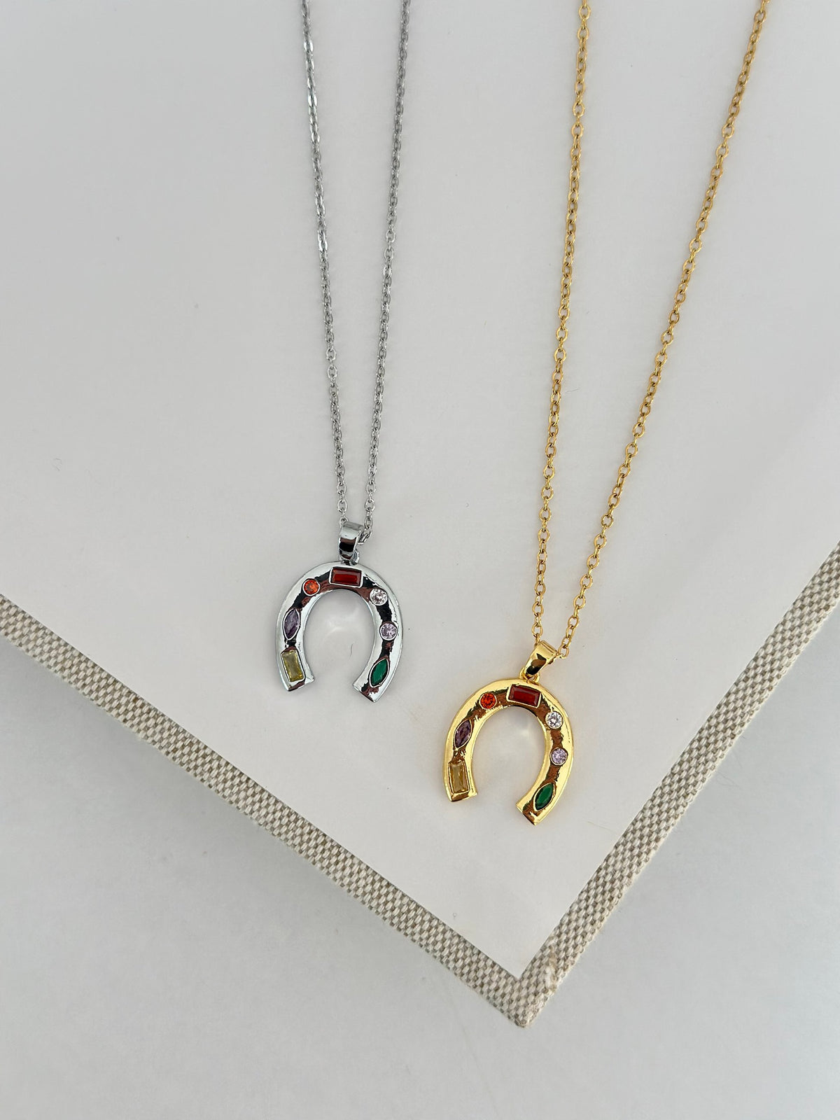 Çelik Renkli Taşlı Nal Kolye