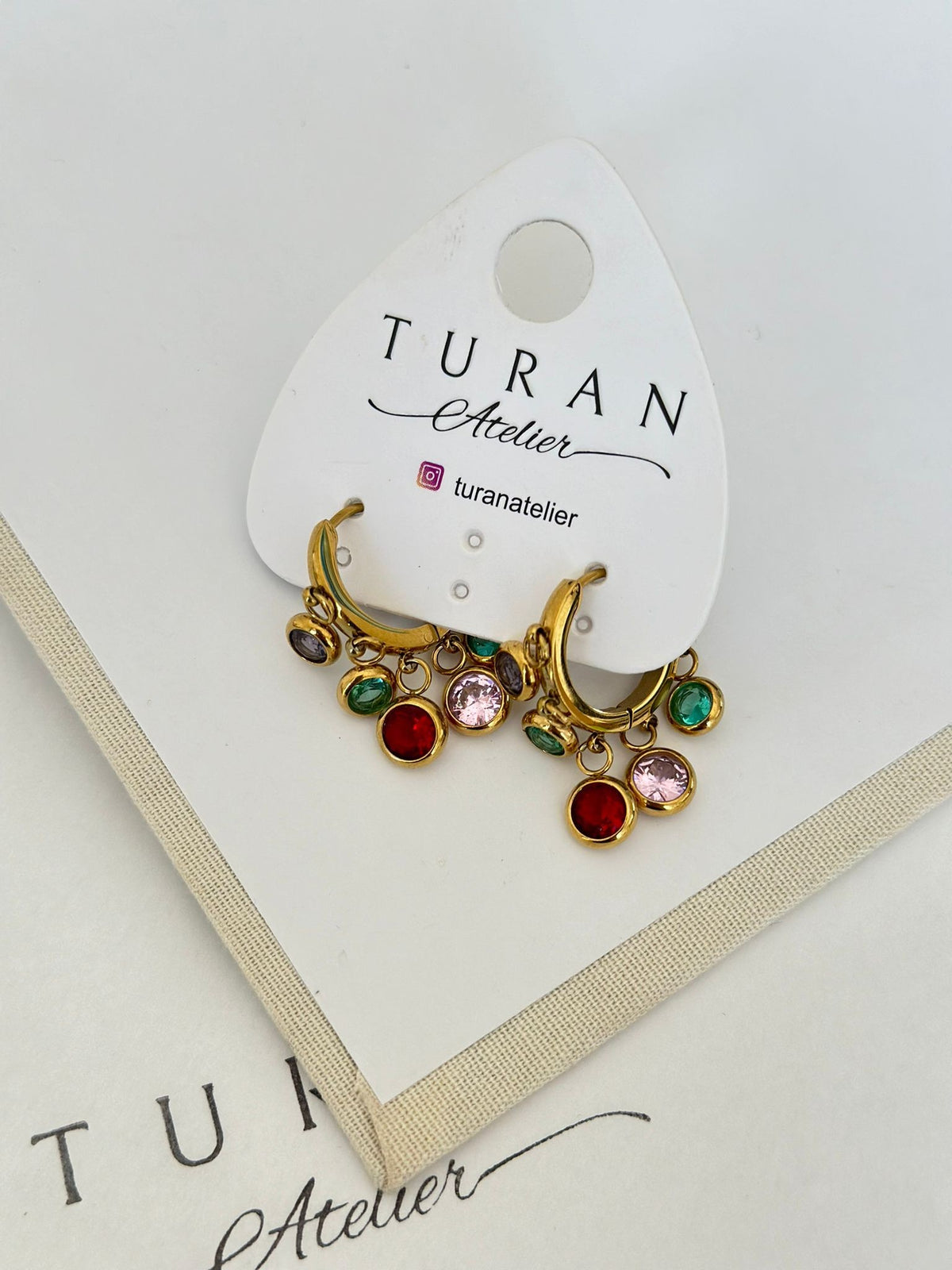 Renkli Sallantılı Çelik Küpe