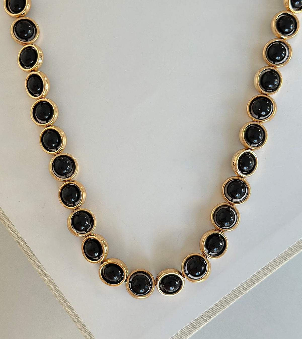 Gold Çerçeveli Siyah Boncuk Kolye