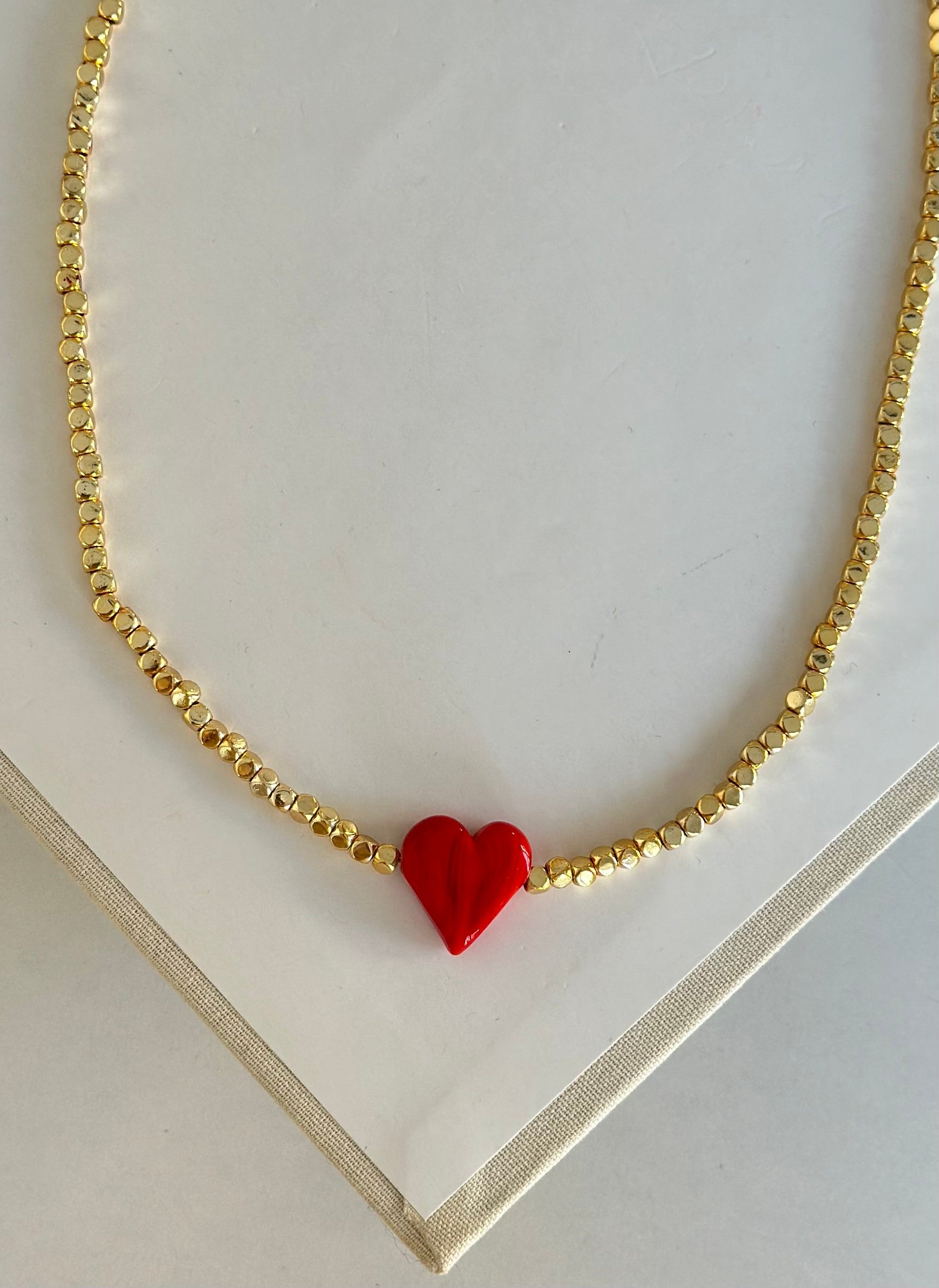 Kırmızı Kalp Detay Küp Taş Kolye