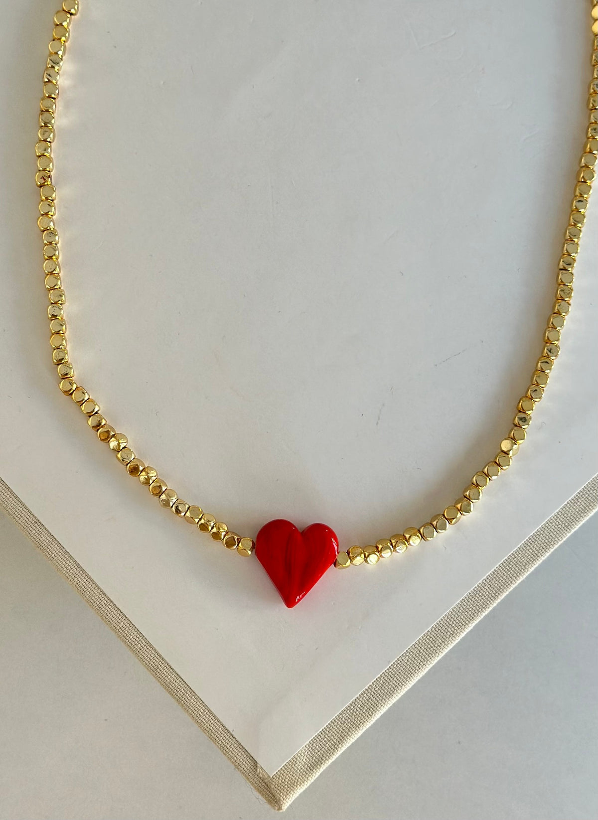 Kırmızı Kalp Detay Küp Taş Kolye