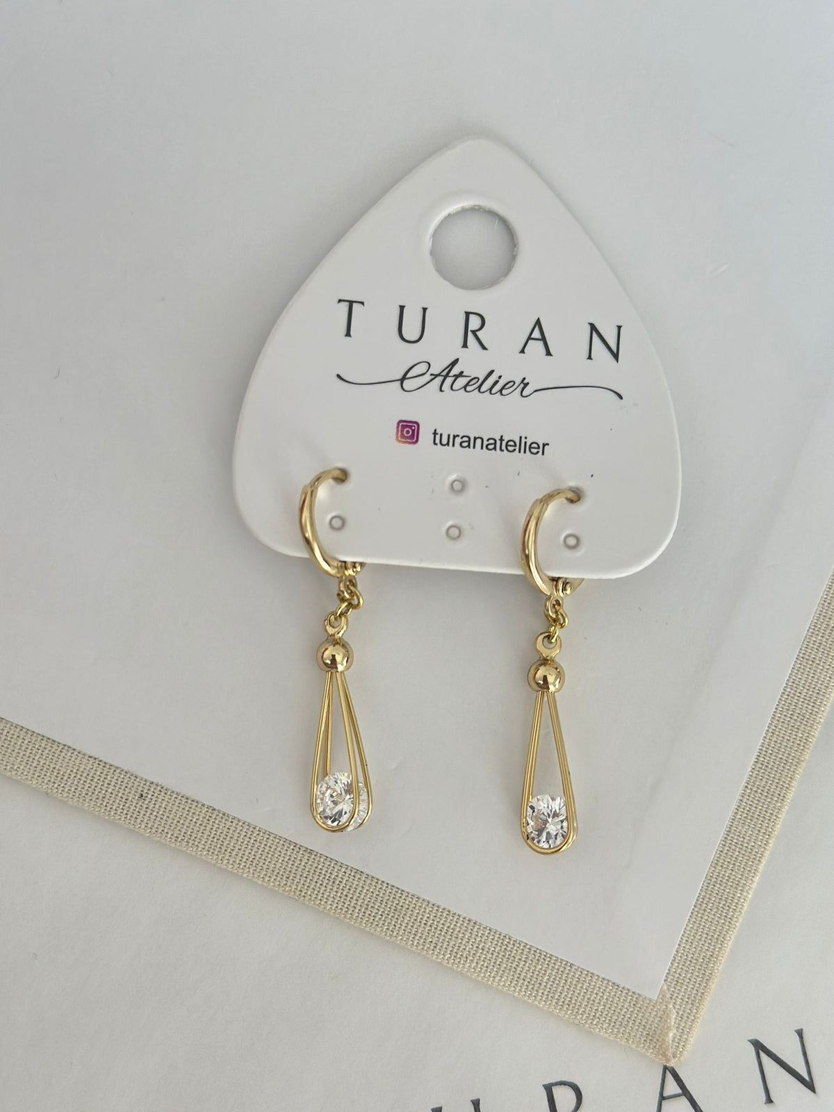 Gold Renk Sallantılı Taş Küpe