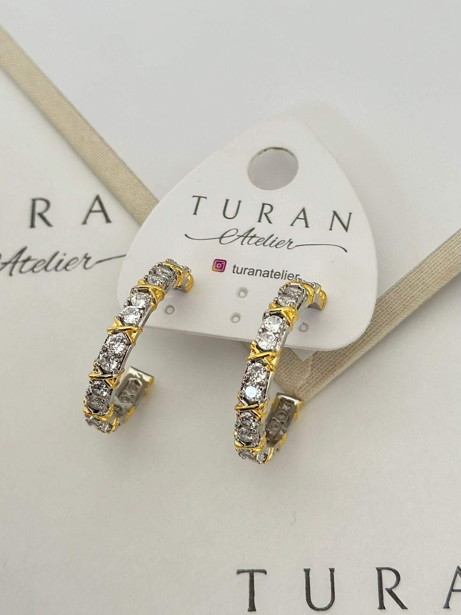 X Taşlı Halka Küpe