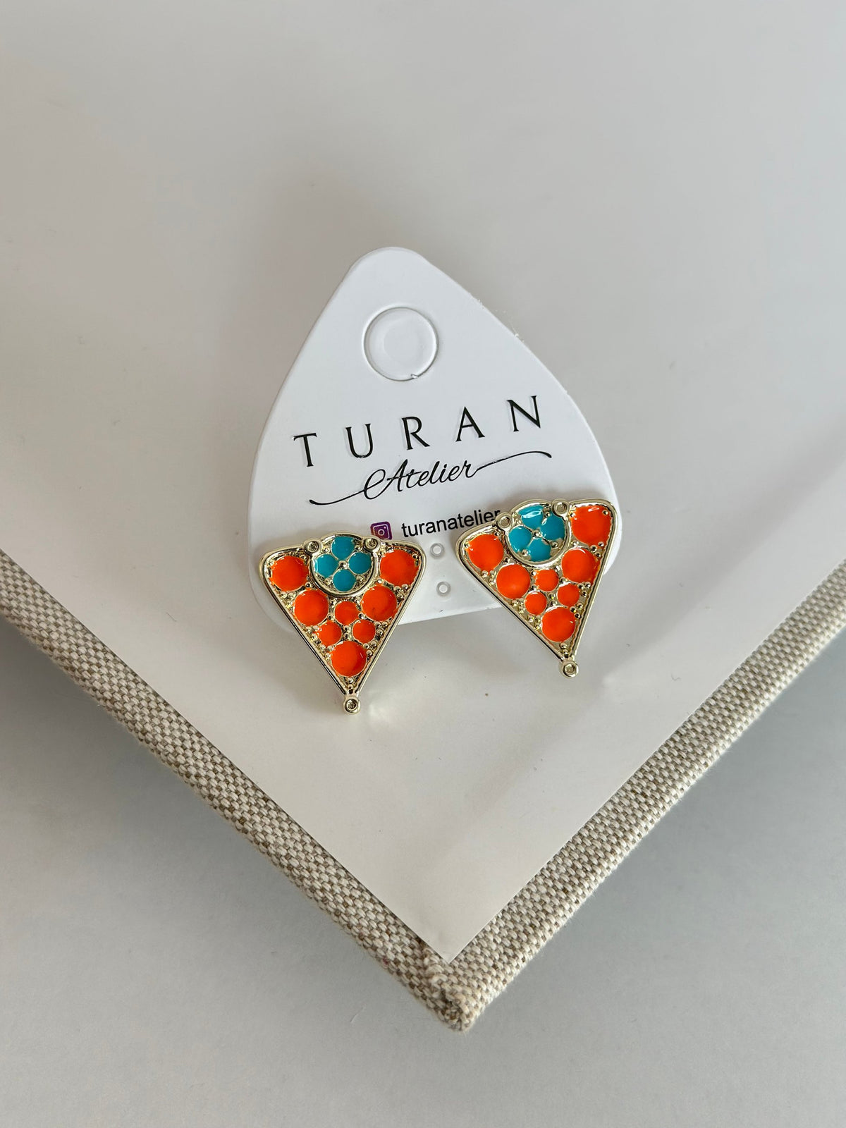 Turuncu Detay Üçgen Küpe