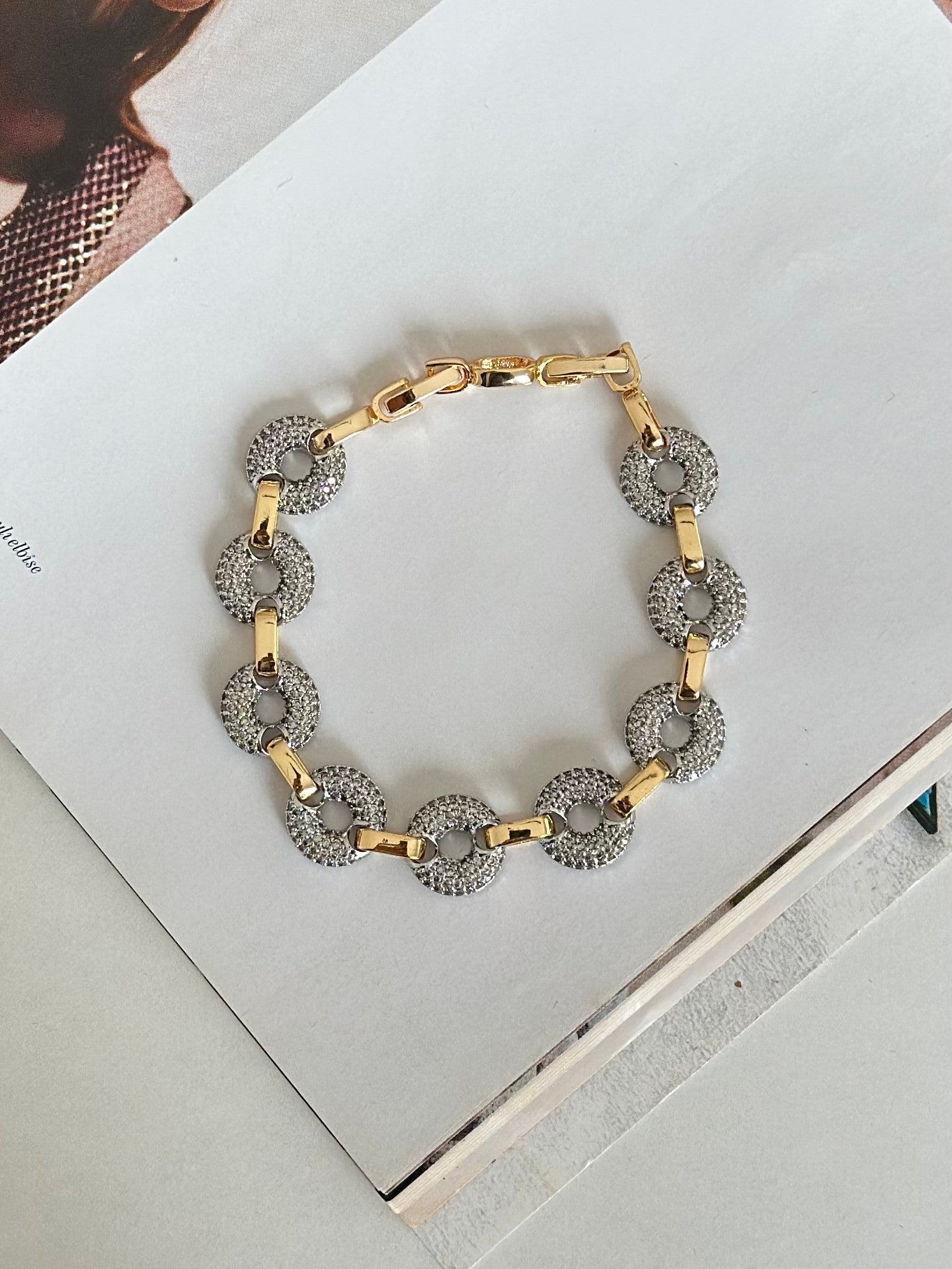 Zirkon Taşlı Daire Gold Şerit Detay Tasarım Bileklik