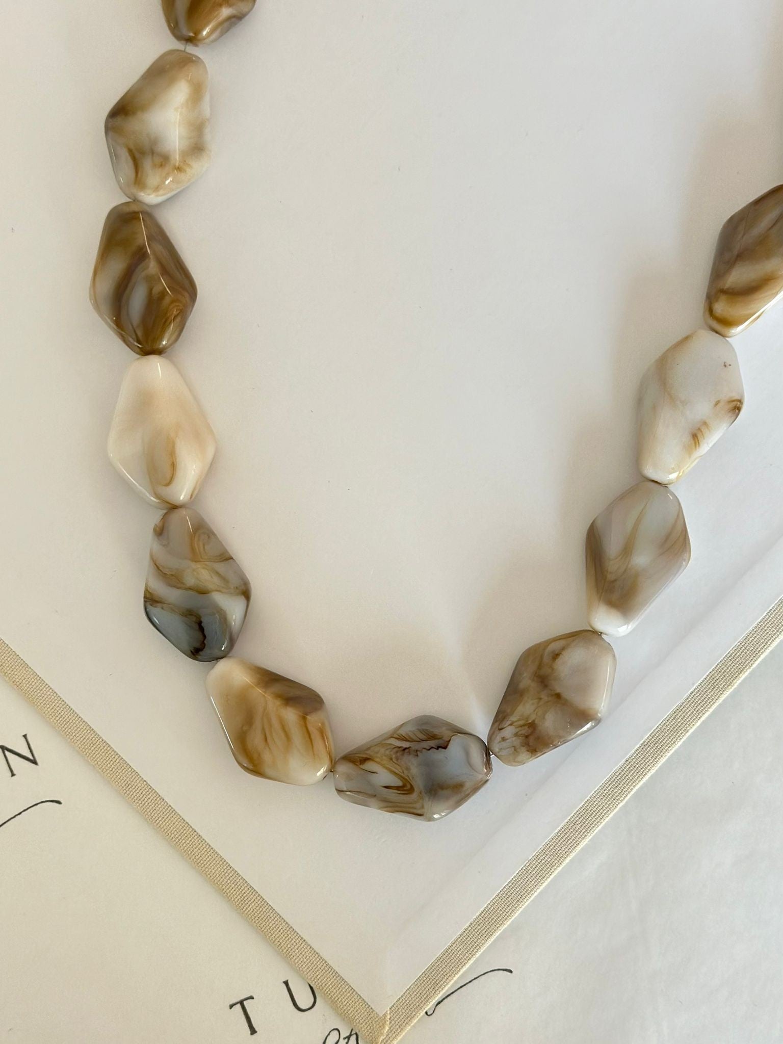 Geometrik Taş Kahve Tonlarında Kolye