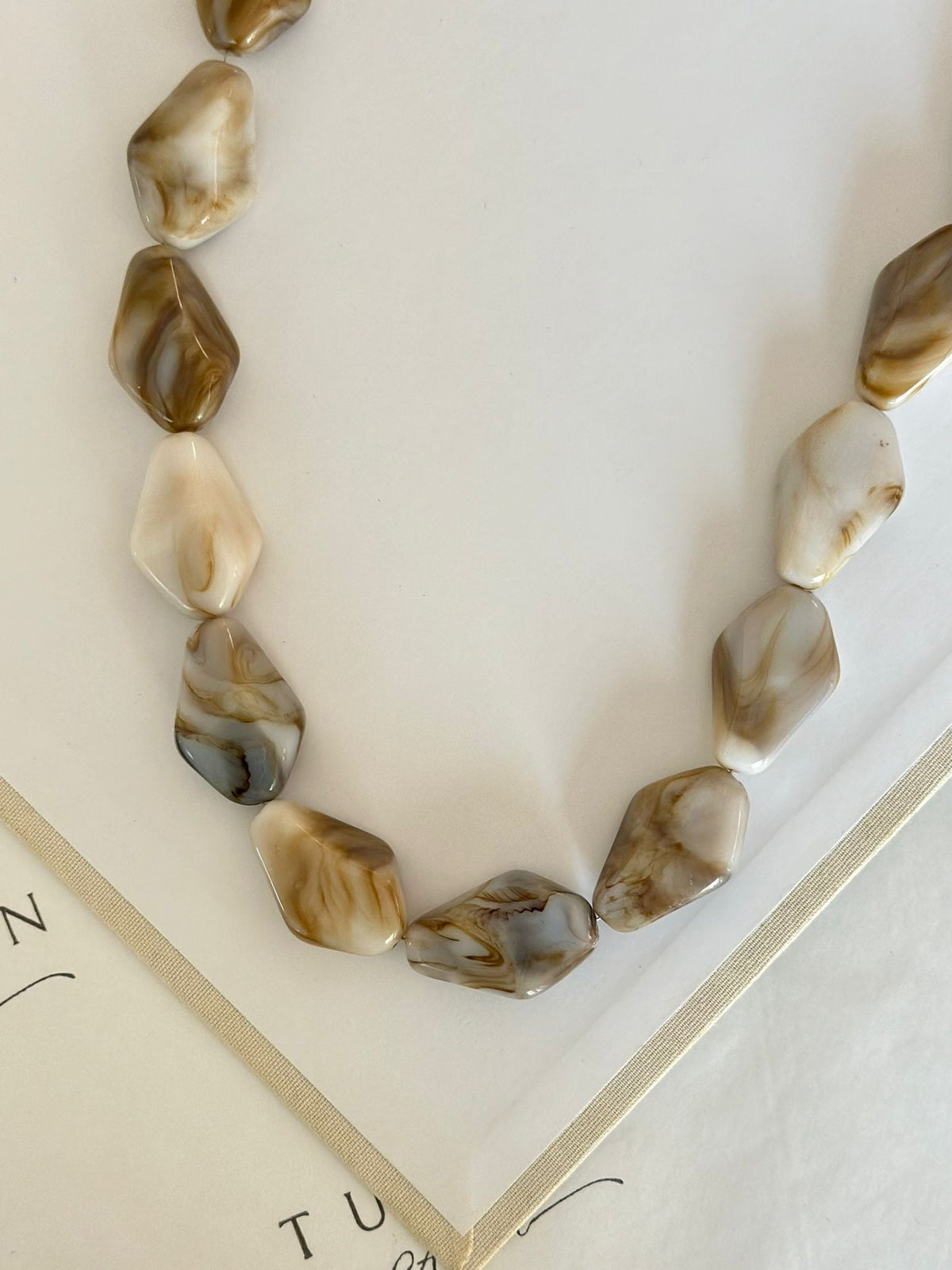 Geometrik Taş Kahve Tonlarında Kolye